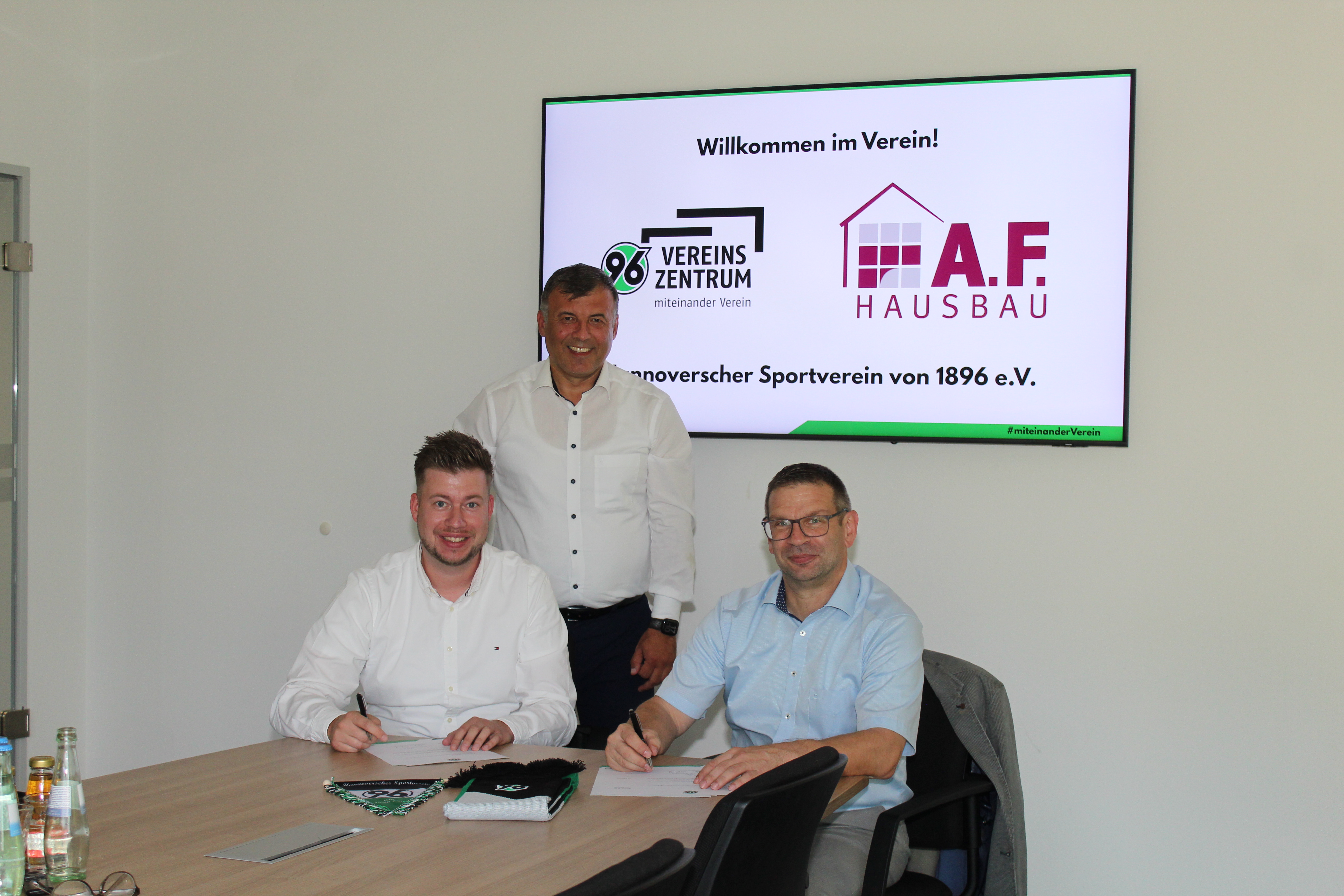 Zwei Personen unterschreiben einen Vertrag.