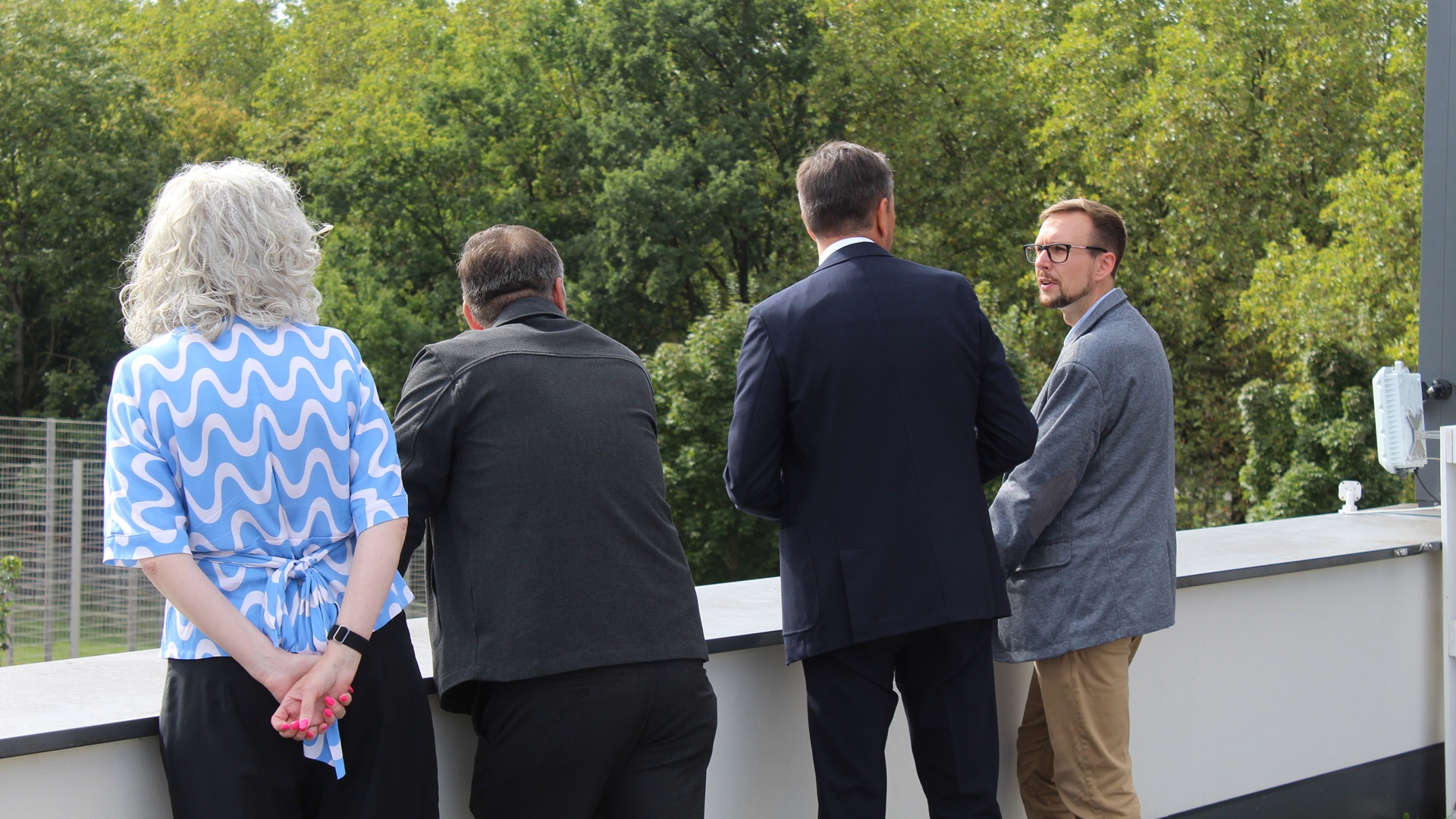 Ausblick über die Außenflächen des Vereinszentrums von der Dachterrasse