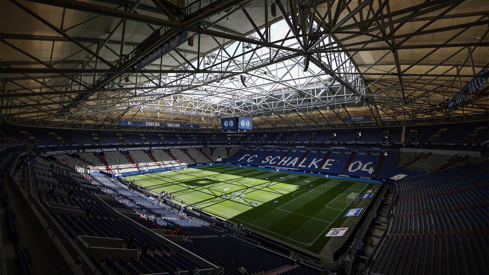 Blick ins leere Stadion auf Schalke.