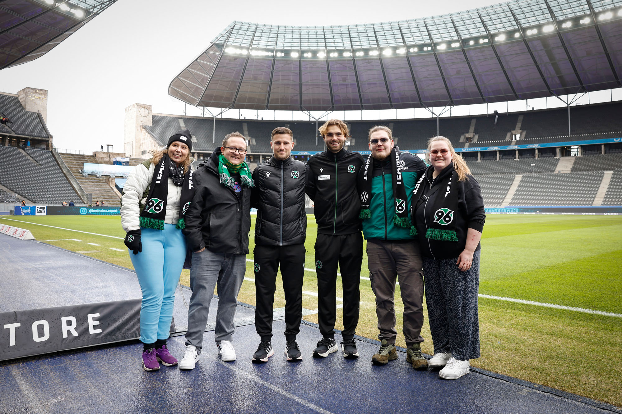 Die vier Fans posieren im Olympiastadion mit Enzo Leopold und Kolja Oudenne.
