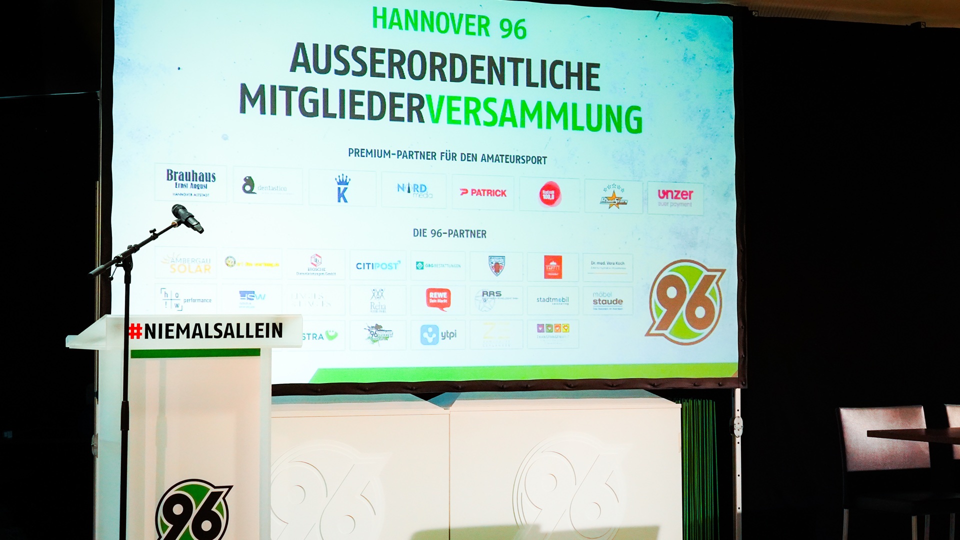 Leinwand zur Begrüßung bei der außerordentlichen Mitgliederversammlung 2025