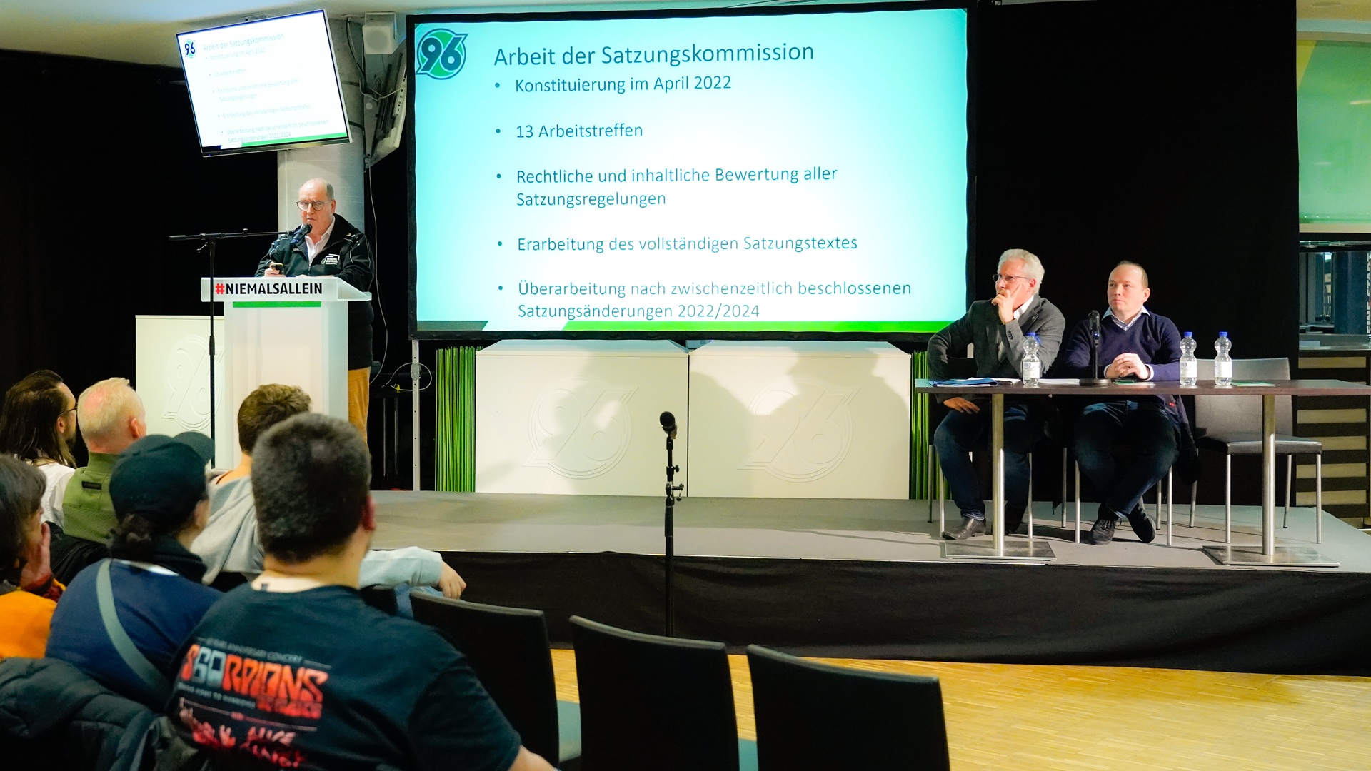 Jens Boldt stand stellvertretend für die Satzungskommission auf der Bühne Rede und Antwort