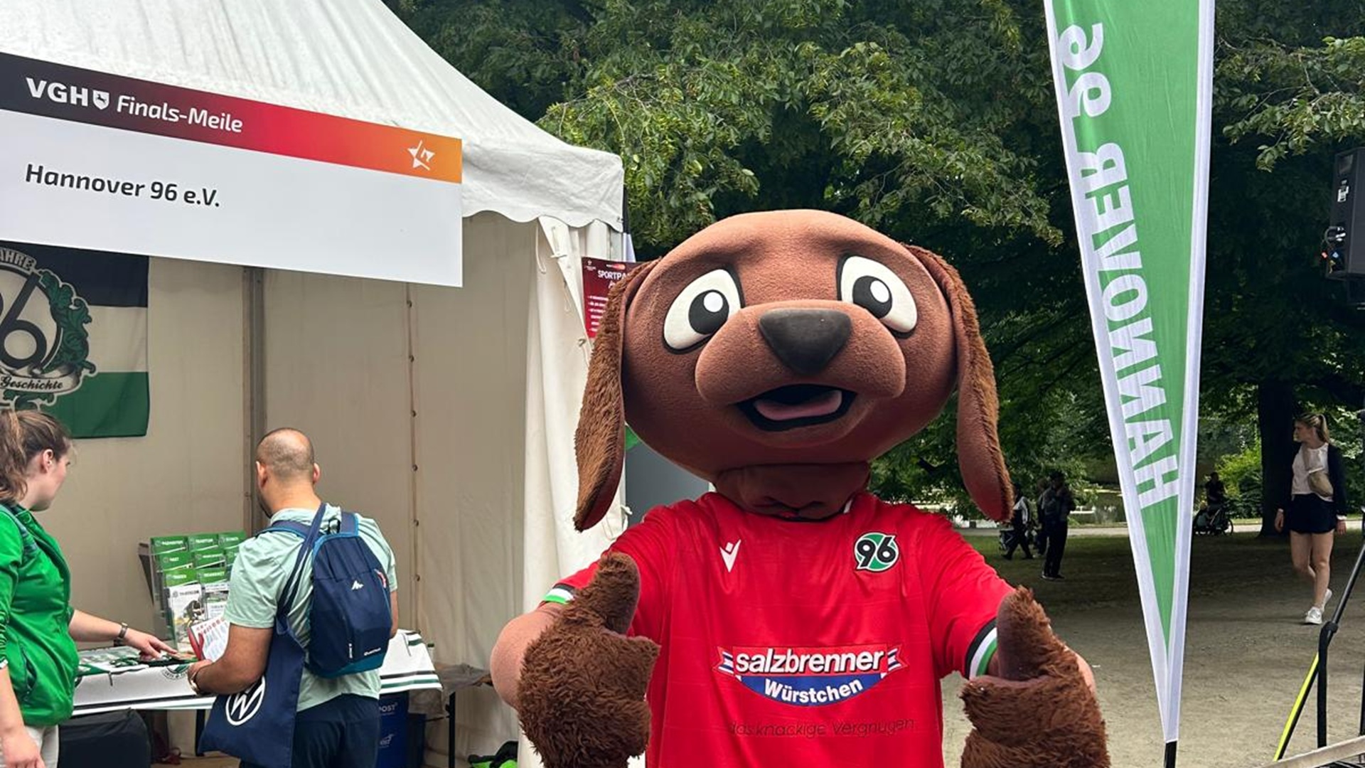 96-Maskottchen EDDI vor der Pagode auf der VGH Finals-Meile