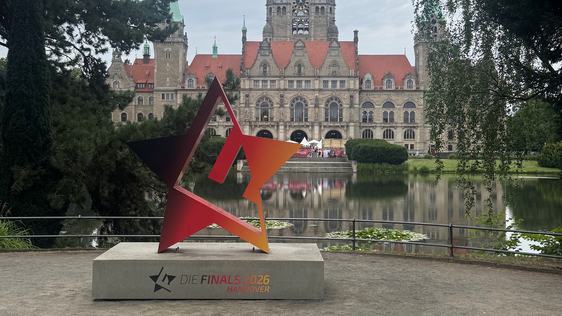 Das Logo der Finals 2026 als Skulptur vor dem Rathaus in Hannover