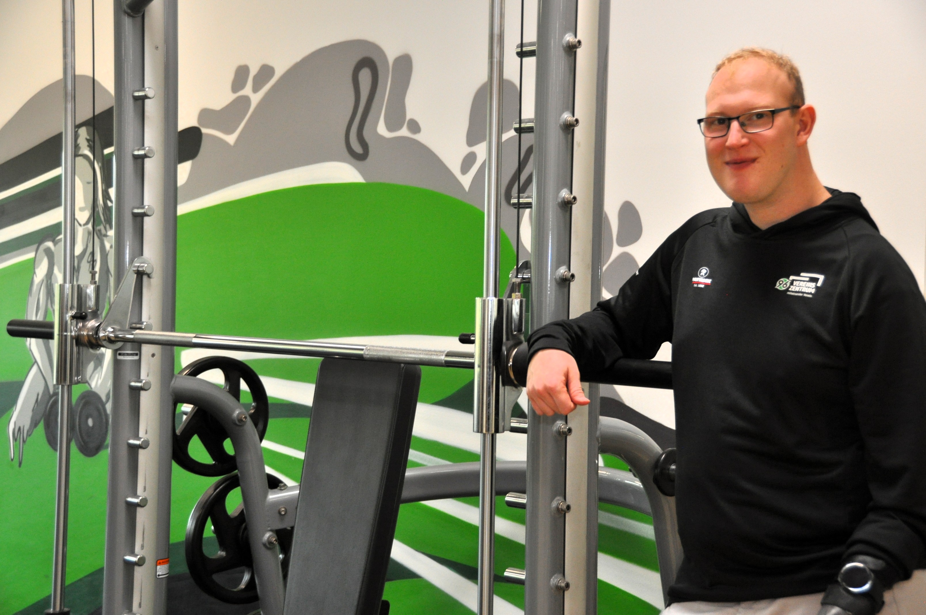 Kevin Struß auf einem Fitnessgerät.