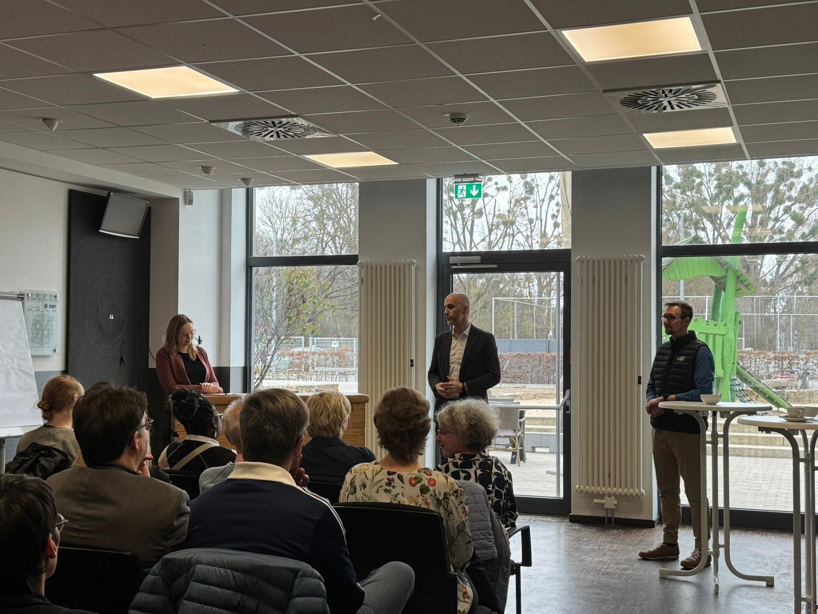 Greta Garlichs (Landesvorstand der Grünen), Belit Onay (Oberbürgermeister der Stadt Hannover) und Dennis Bluhm (Geschäftsleiter von Hannover 96)