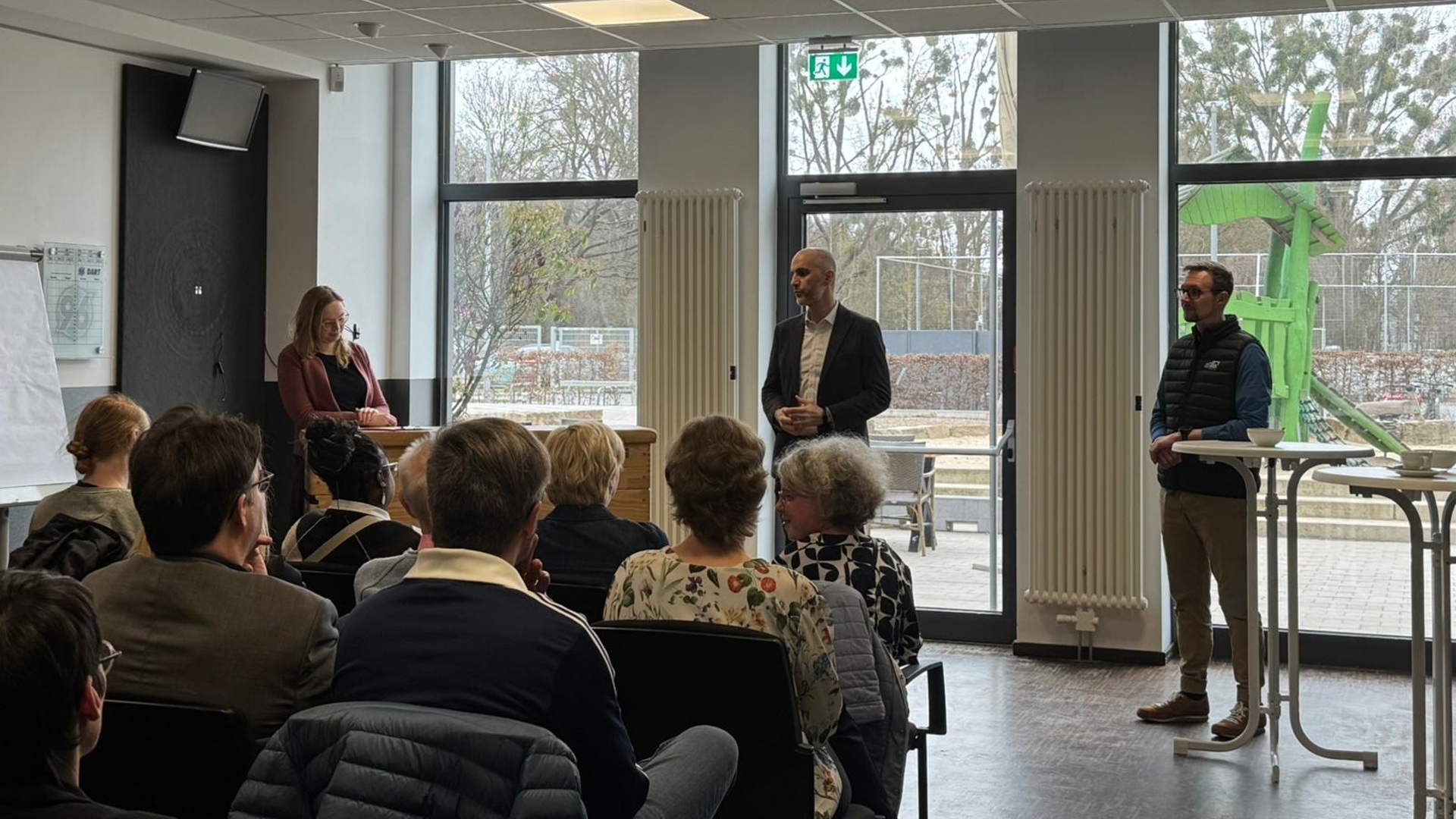 Greta Garlichs (Landesvorstand der Grünen), Belit Onay (Oberbürgermeister der Stadt Hannover) und Dennis Bluhm (Geschäftsleiter von Hannover 96)