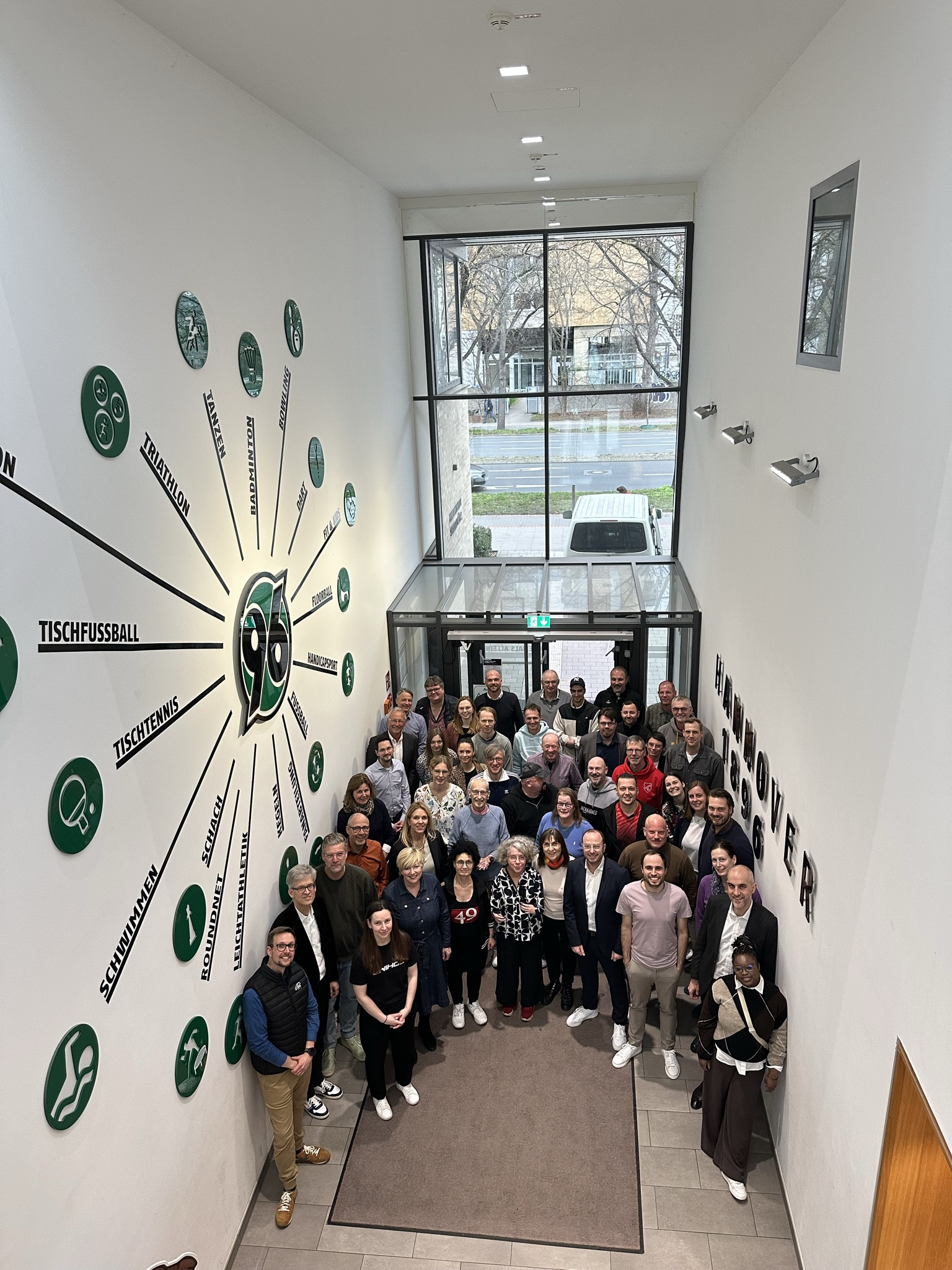 Alle TeilnehmerInnen der Netzwerkkonferenz versammelt im Eingangsbereich des Vereinszentrums von Hannover 96