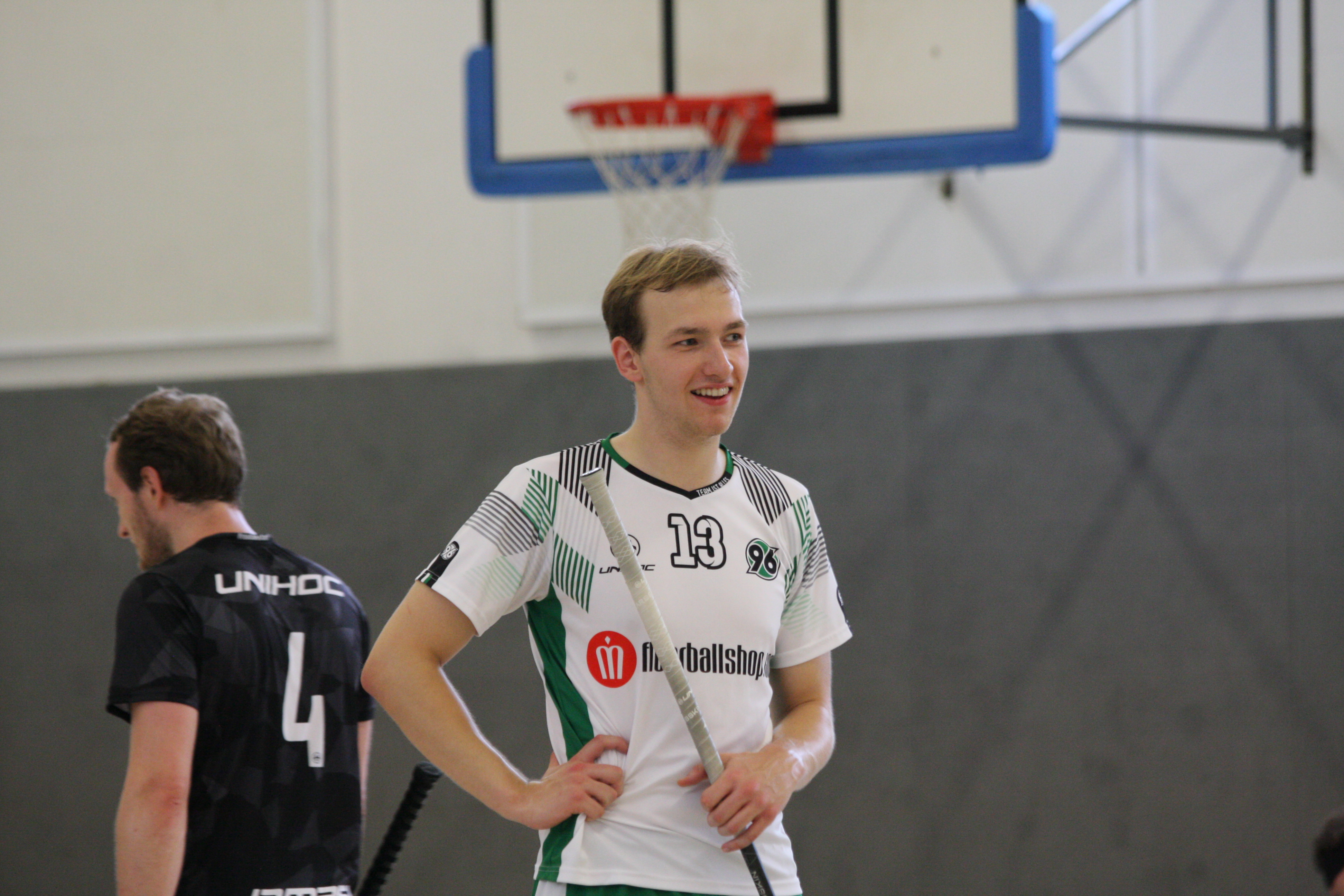 Ein Spieler steht und lächelt.