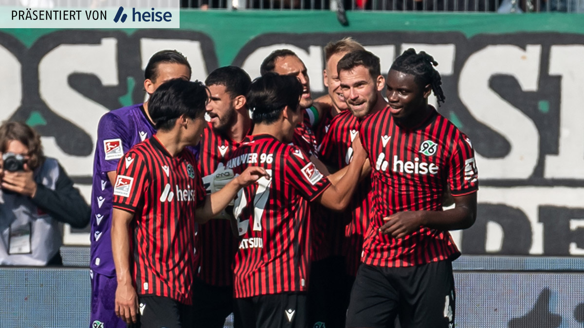 Die 96-Spieler bejubeln als Gruppe das 3:1 gegen Bielefeld.