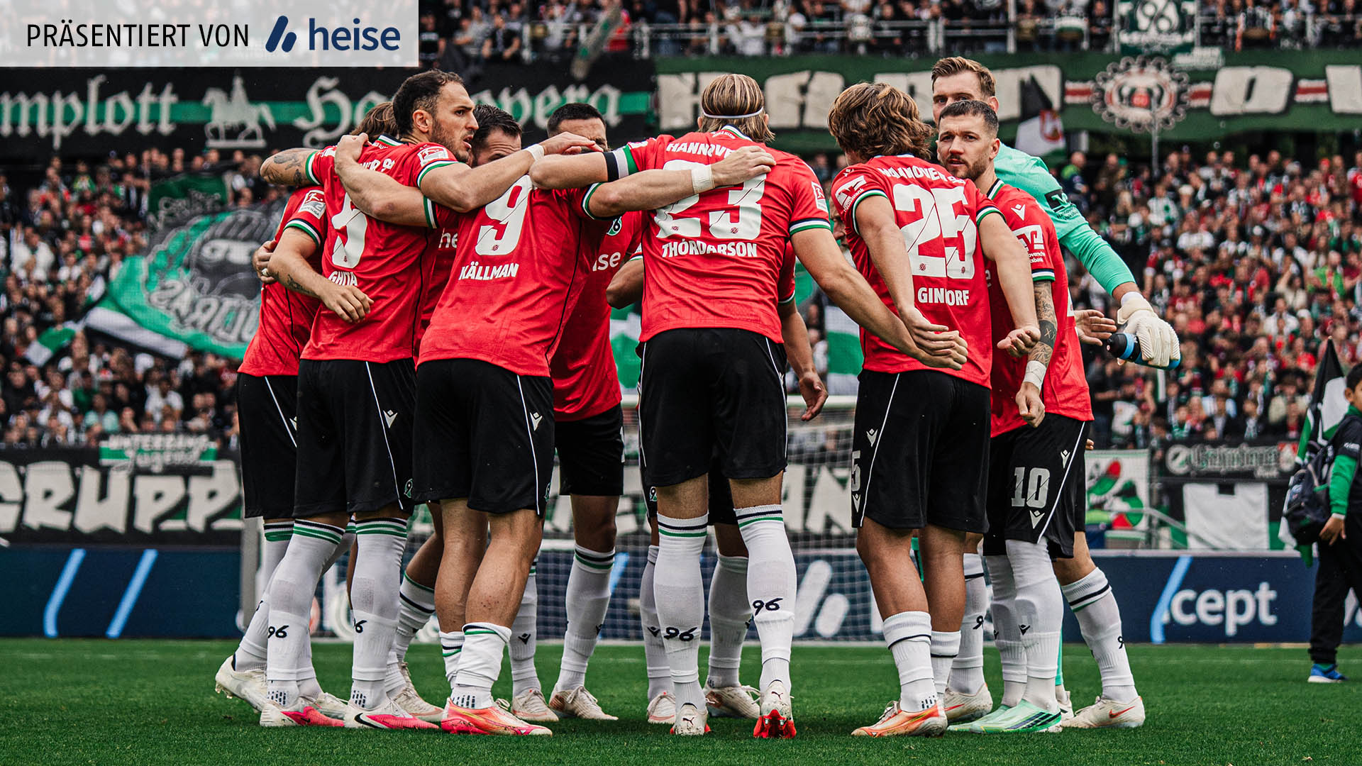 Mannschaftskreis aus 96-Spieler in der Heinz von Heiden Arena.