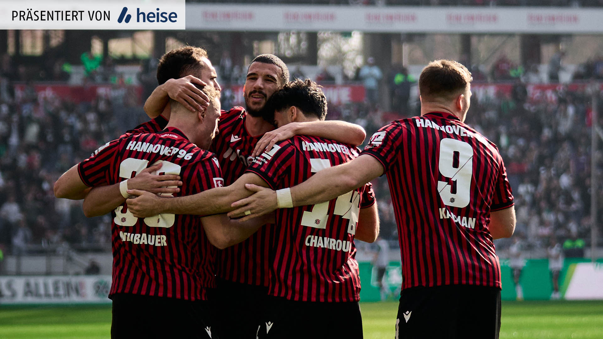 Die 96-Mannschaft steht im Kreis und jubelt.
