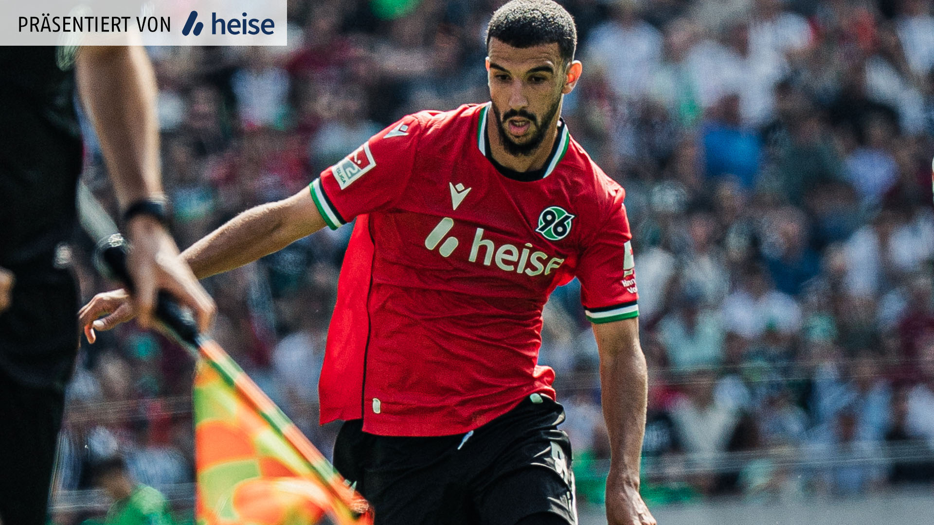 Waniss Taibi im roten Trikot am Ball.
