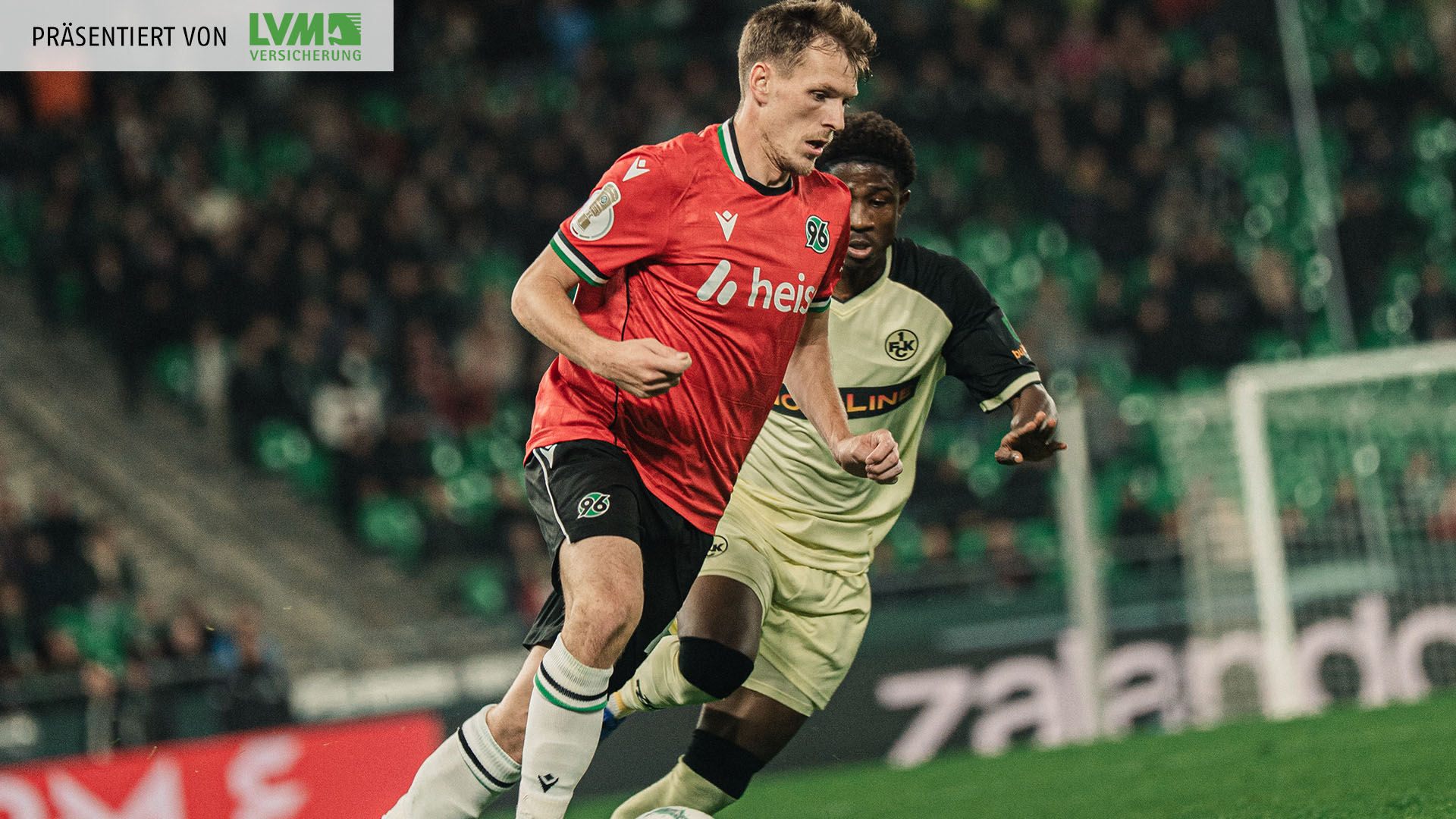 Emir Sahiti am Ball behauptet sich gegen einen Gegenspieler.