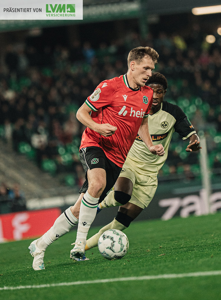 Emir Sahiti am Ball behauptet sich gegen einen Gegenspieler.