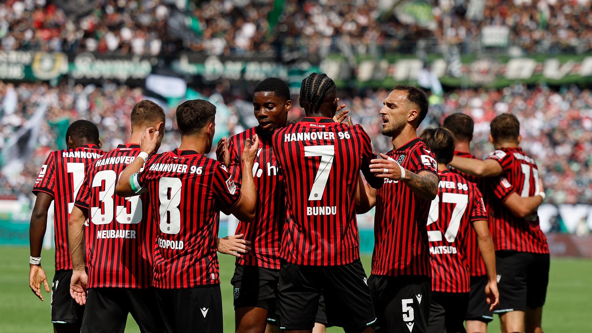 Profis von Hannover 96 freuen sich nach einem Tor.