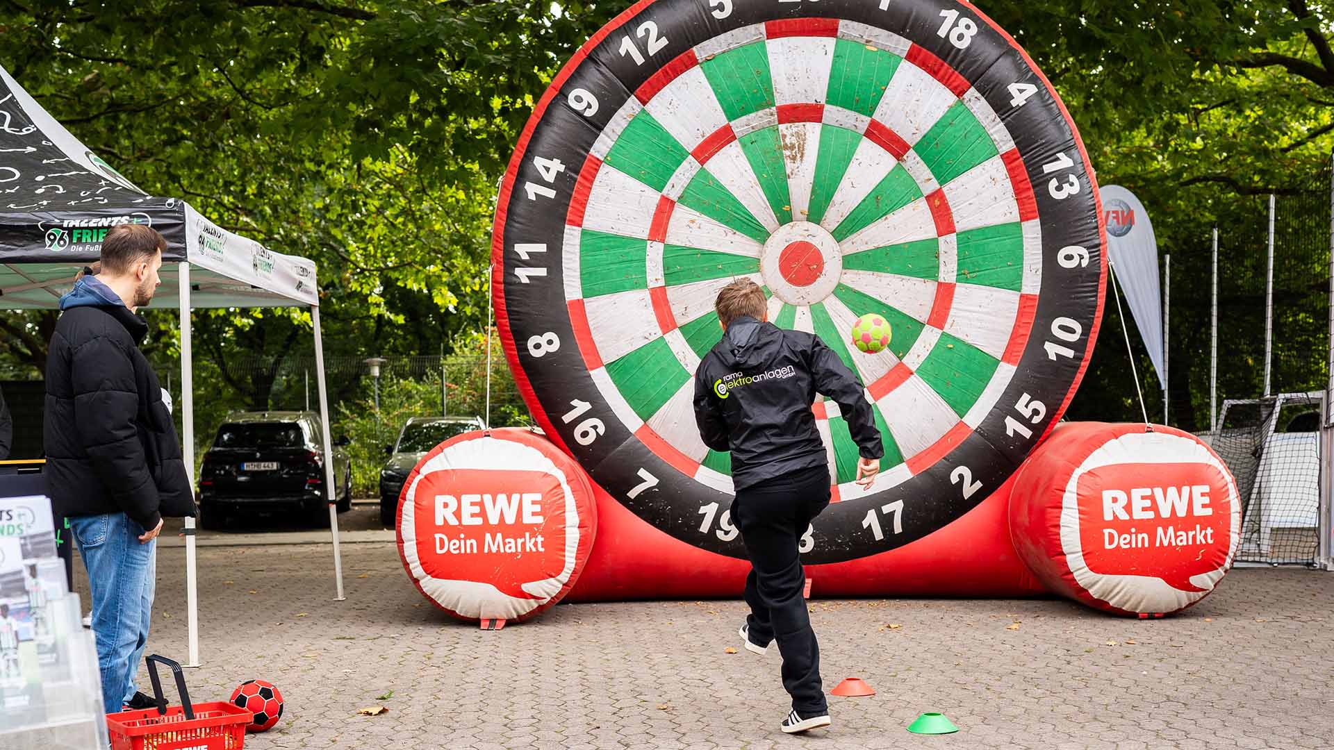 Ein Junge, der auf eine Fußball-Dartscheibe schießt.