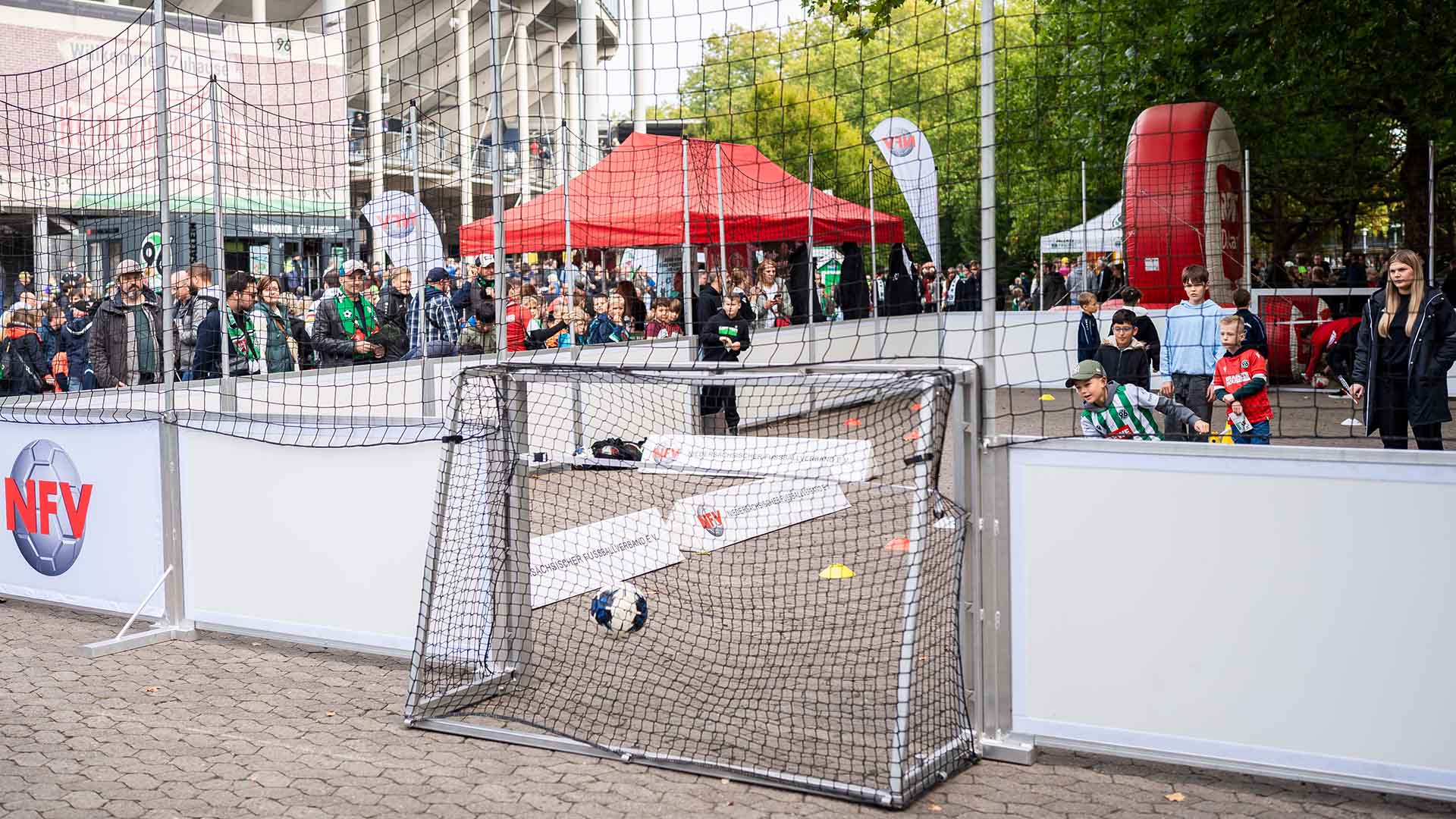 Ein Soccercourt in dem Kinder spielen.