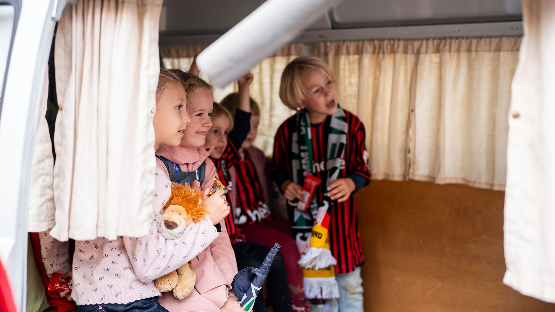 Kinder, die ein Foto machen.
