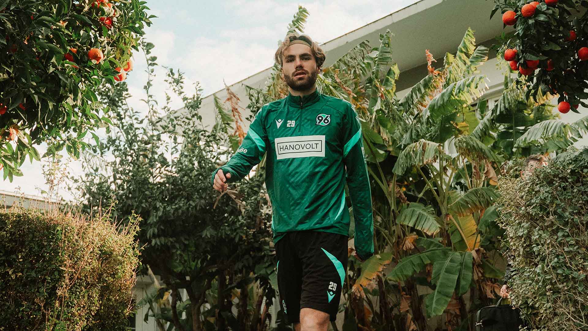 Kolja Oudenne läuft auf den Trainingsplatz in Belek, um ihn herum Orangenbäume.