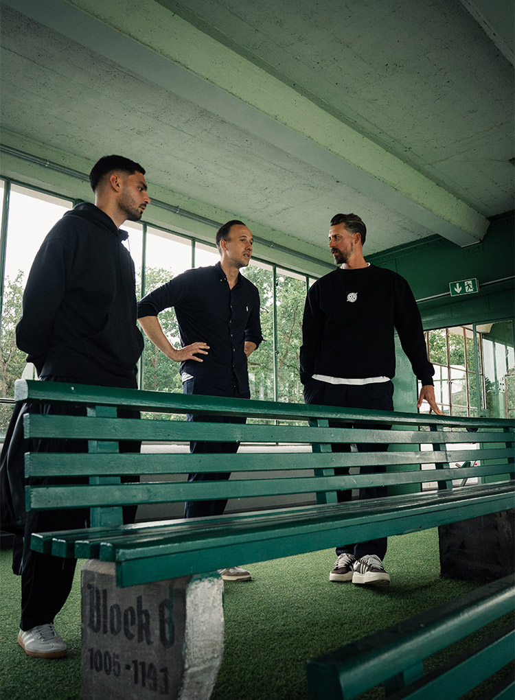 Can Ünal, Julian Battmer und Sandro Wagner stehen auf der alten Tribüne des Eilenriedestadions. 