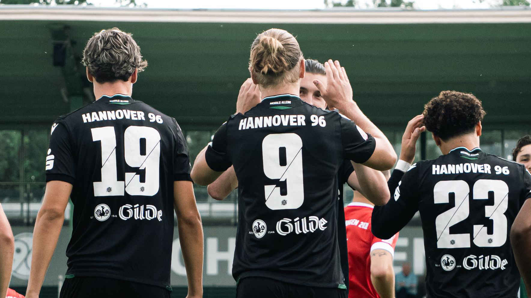 Denis Husser und Lars Gindorf jubeln für die U23 von Hannover 96.