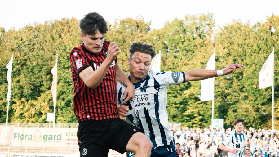 Alex Vogel im Zweikampf für die U23 von Hannover 96.