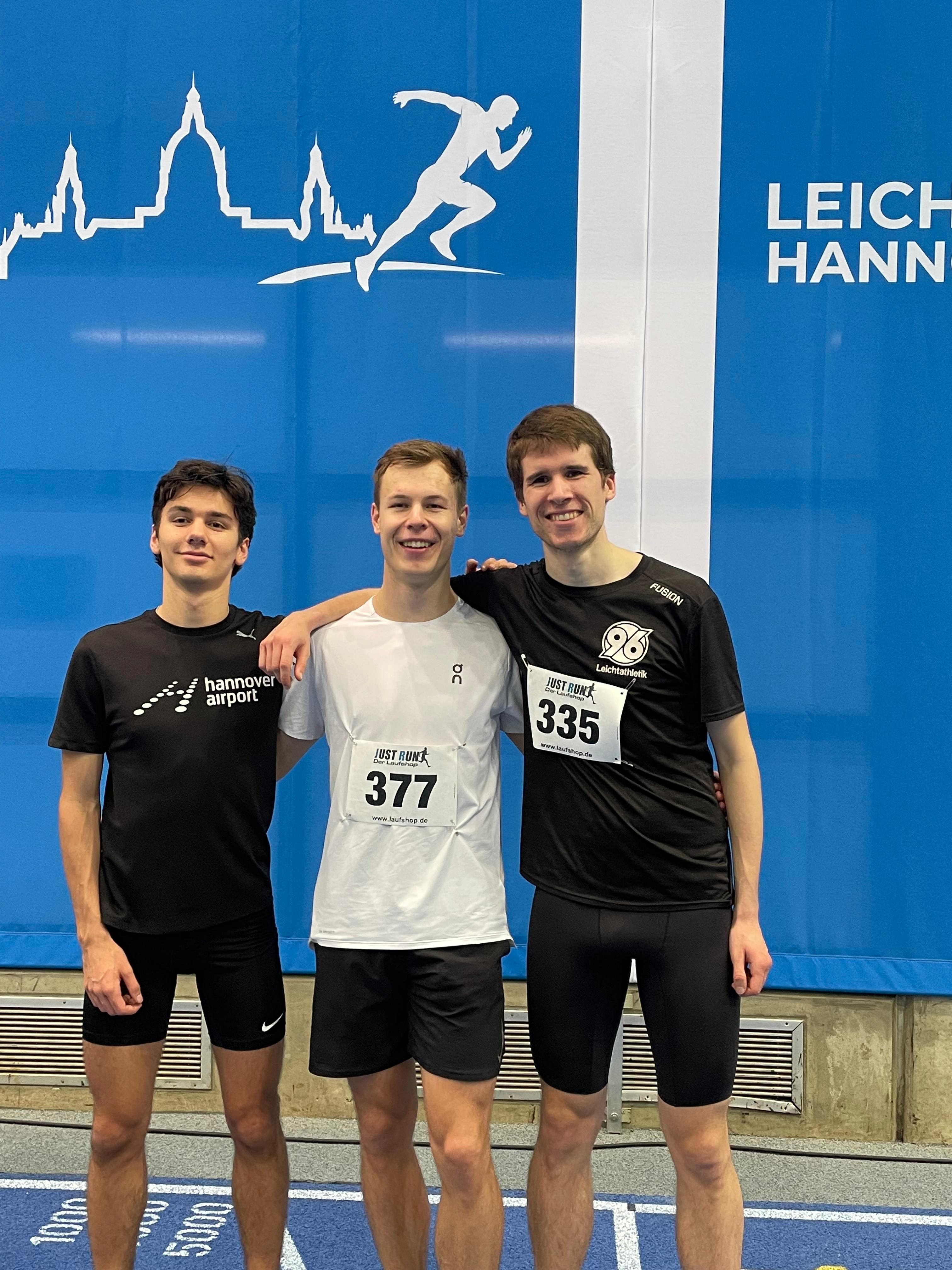 Zu sehen sind drei Athleten von Hannover 96