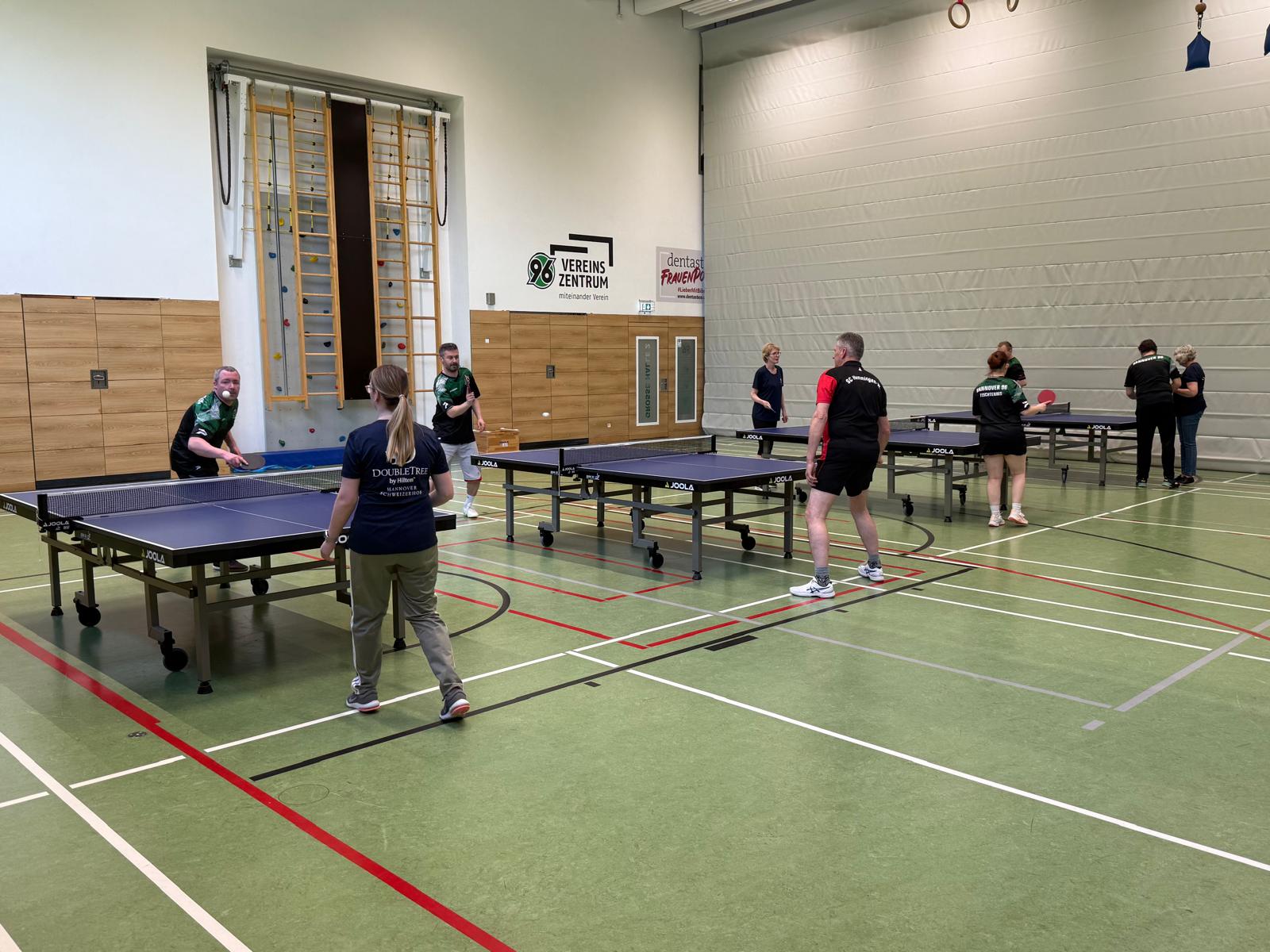 Alle spielen gemeinsam Tischtennis