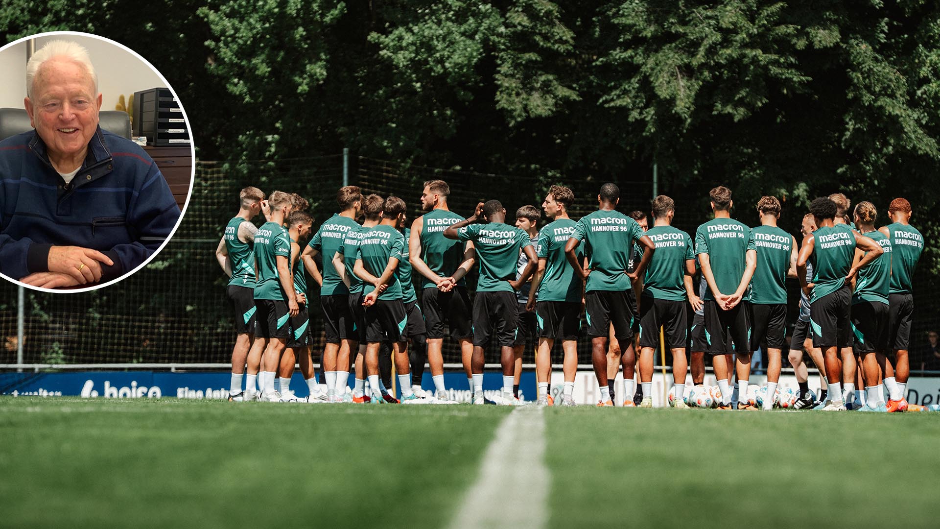 Die Mannschaft von Hannover 96 steht im Kreis auf dem Trainingsplatz, Fritz Willig ist in einem Kreis eingeklinkt. 