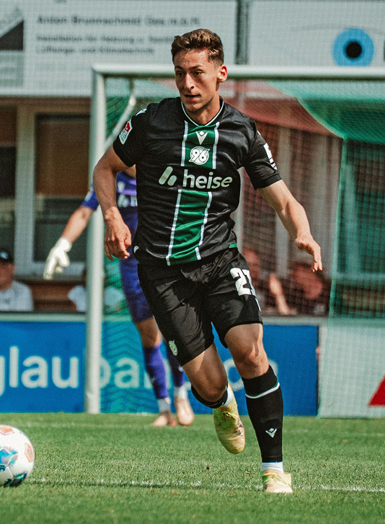 Marius Wörl im Auswärtstrikot in Aktion im Testspiel in Österreich.