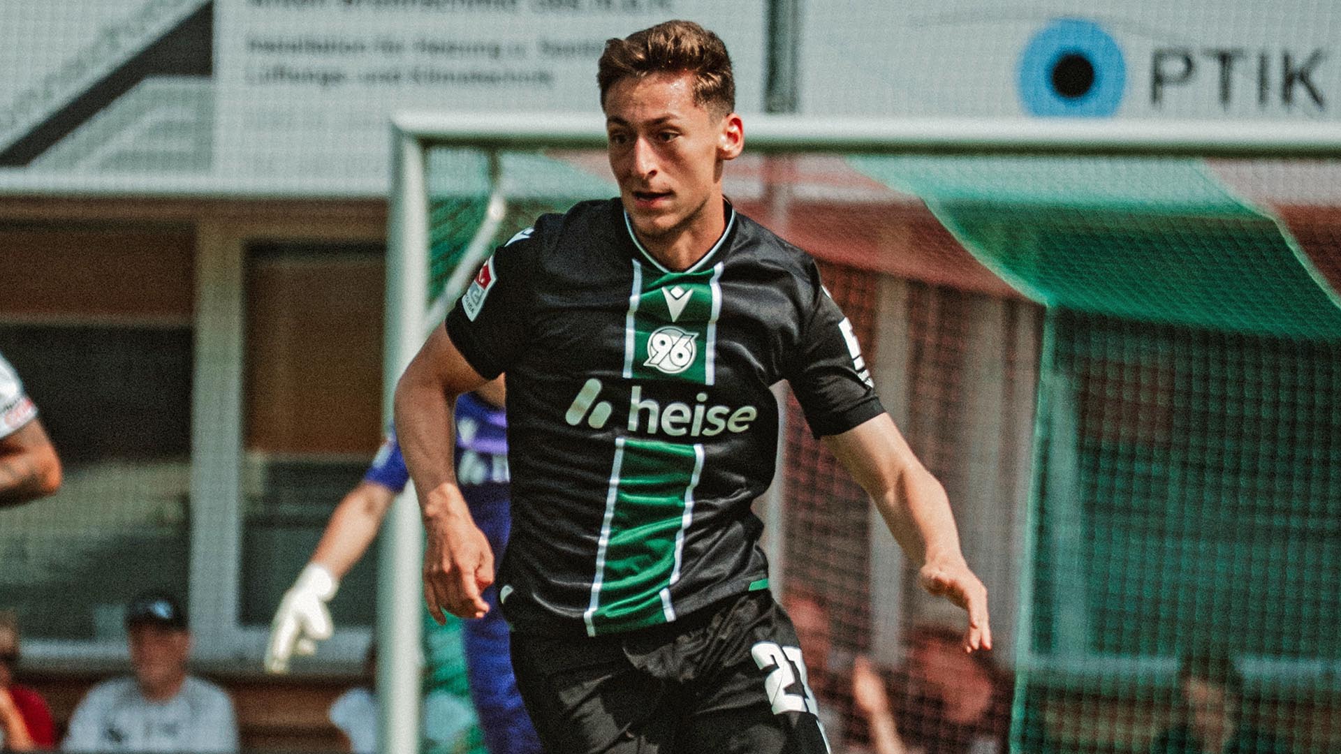 Marius Wörl im Auswärtstrikot in Aktion im Testspiel in Österreich.