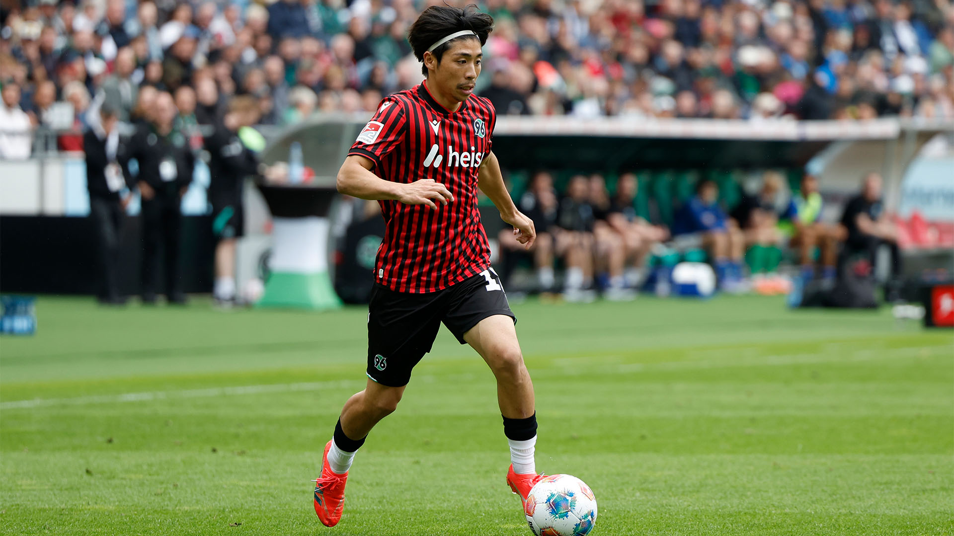 Daisuke Yokota im Heimtrikot am Ball.