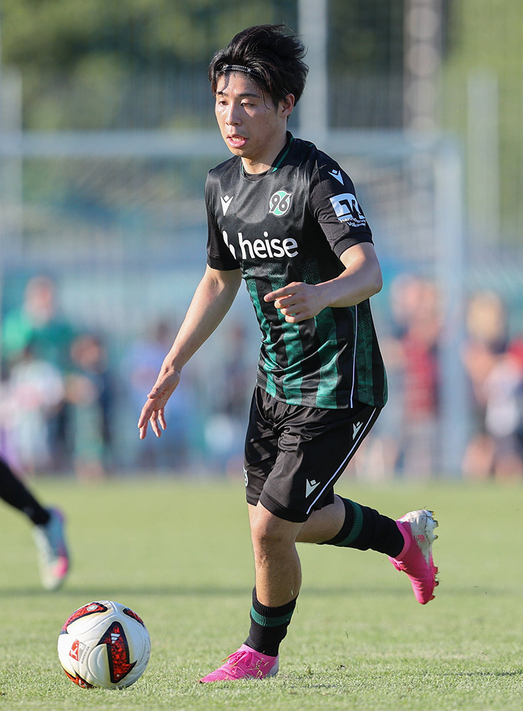 Daisuke Yokota im Auswärtstrikot am Ball.