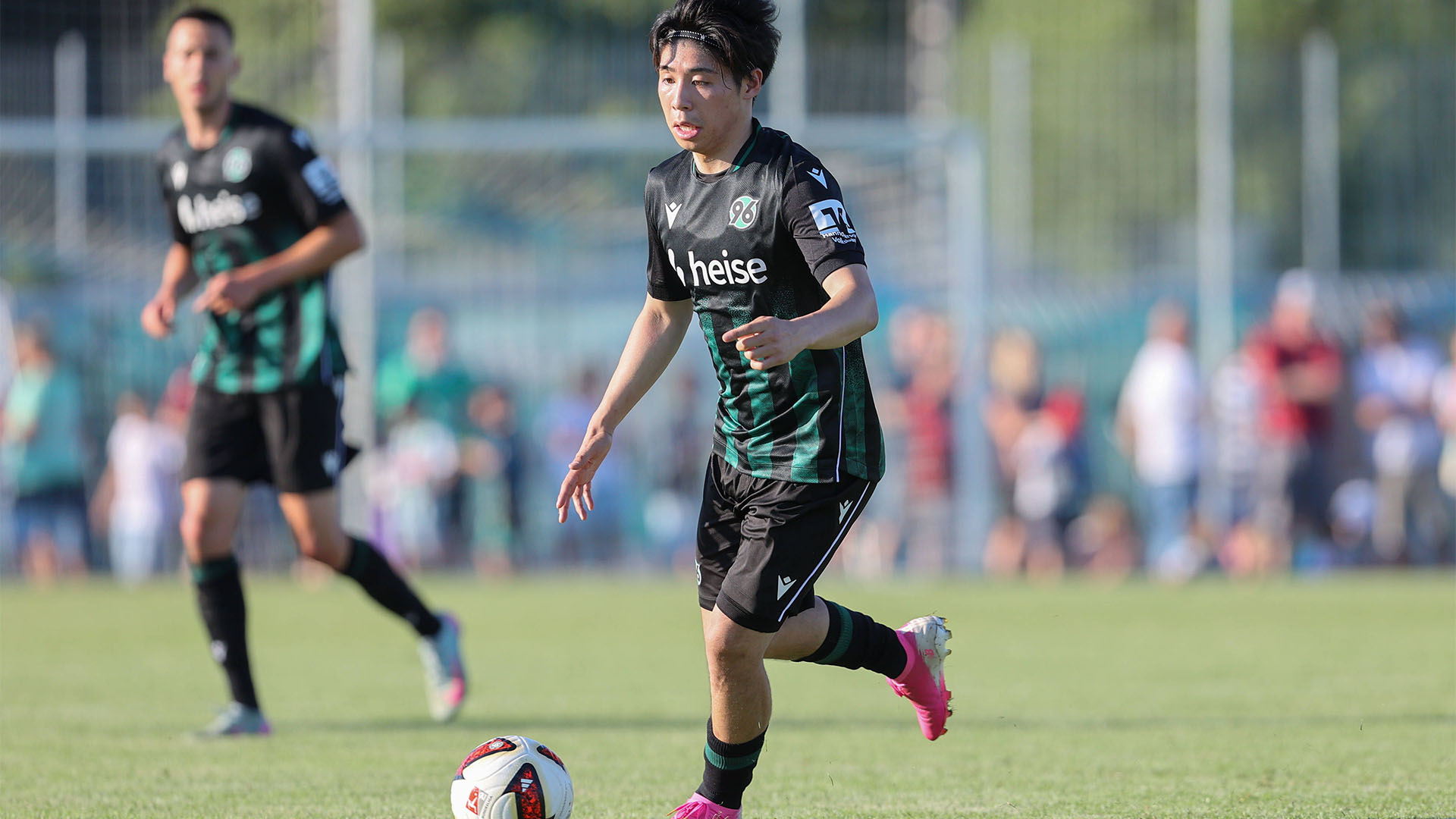 Daisuke Yokota im Auswärtstrikot am Ball.