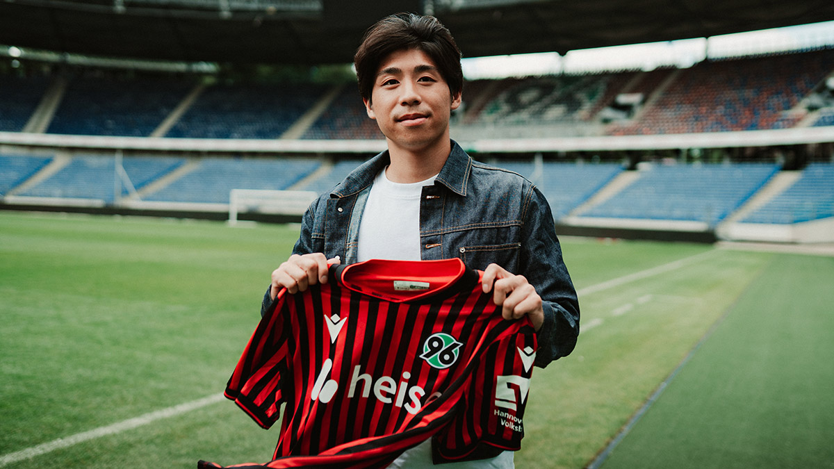 Daisuke Yokota hält das 96-Trikot in der Heinz von Heiden Arena.