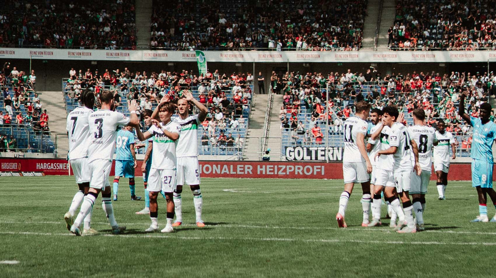 Die 96-Mannschaft bejubelt zusammen einen Treffer.