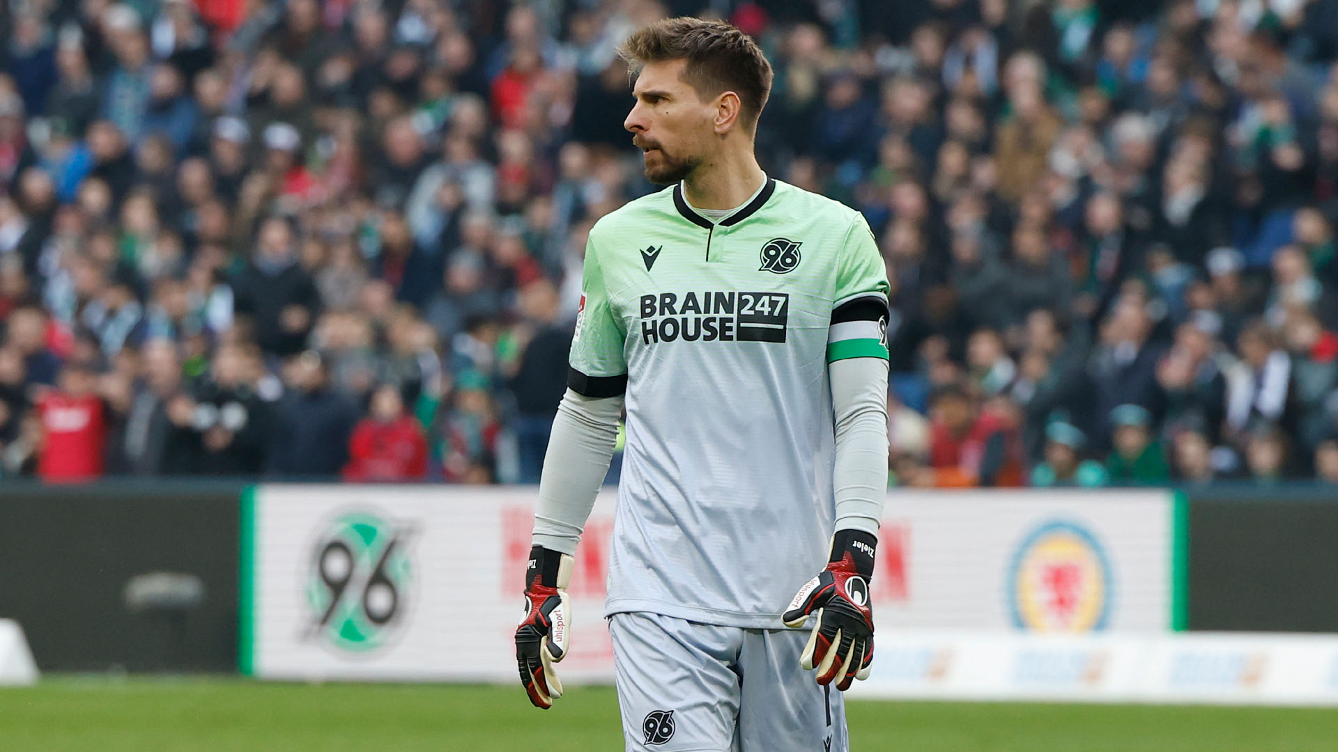 Hannover 96 Ron-Robert Zieler nach dem Derbysieg