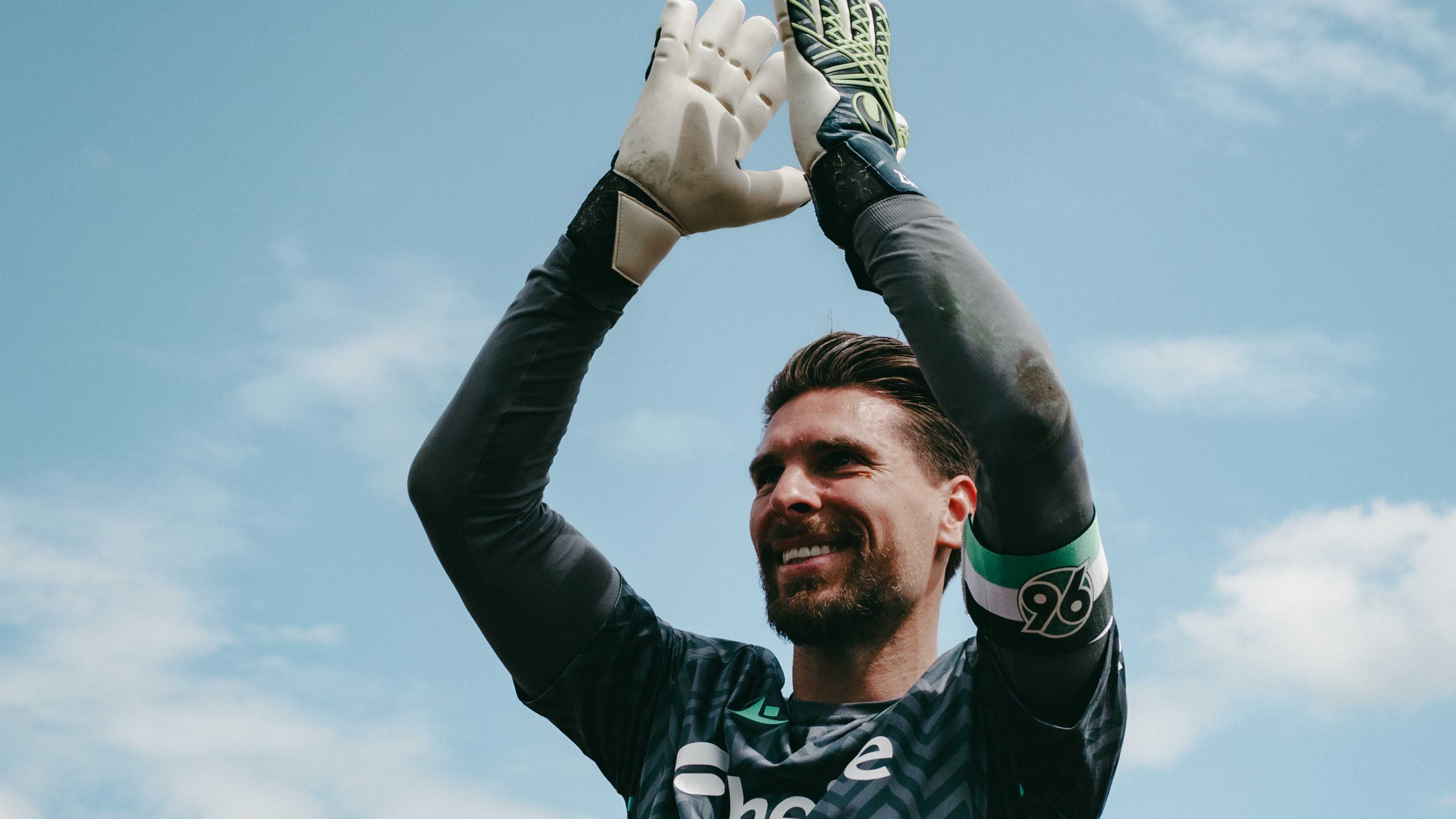 Ron-Robert Zieler applaudiert den Fans zu.