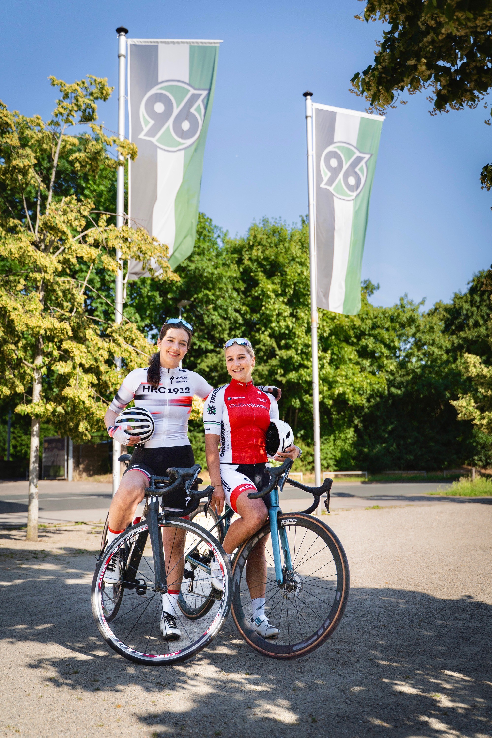 Zwei Frauen auf einem Fahrrad vor dem Vereinszentrum von Hannover 96