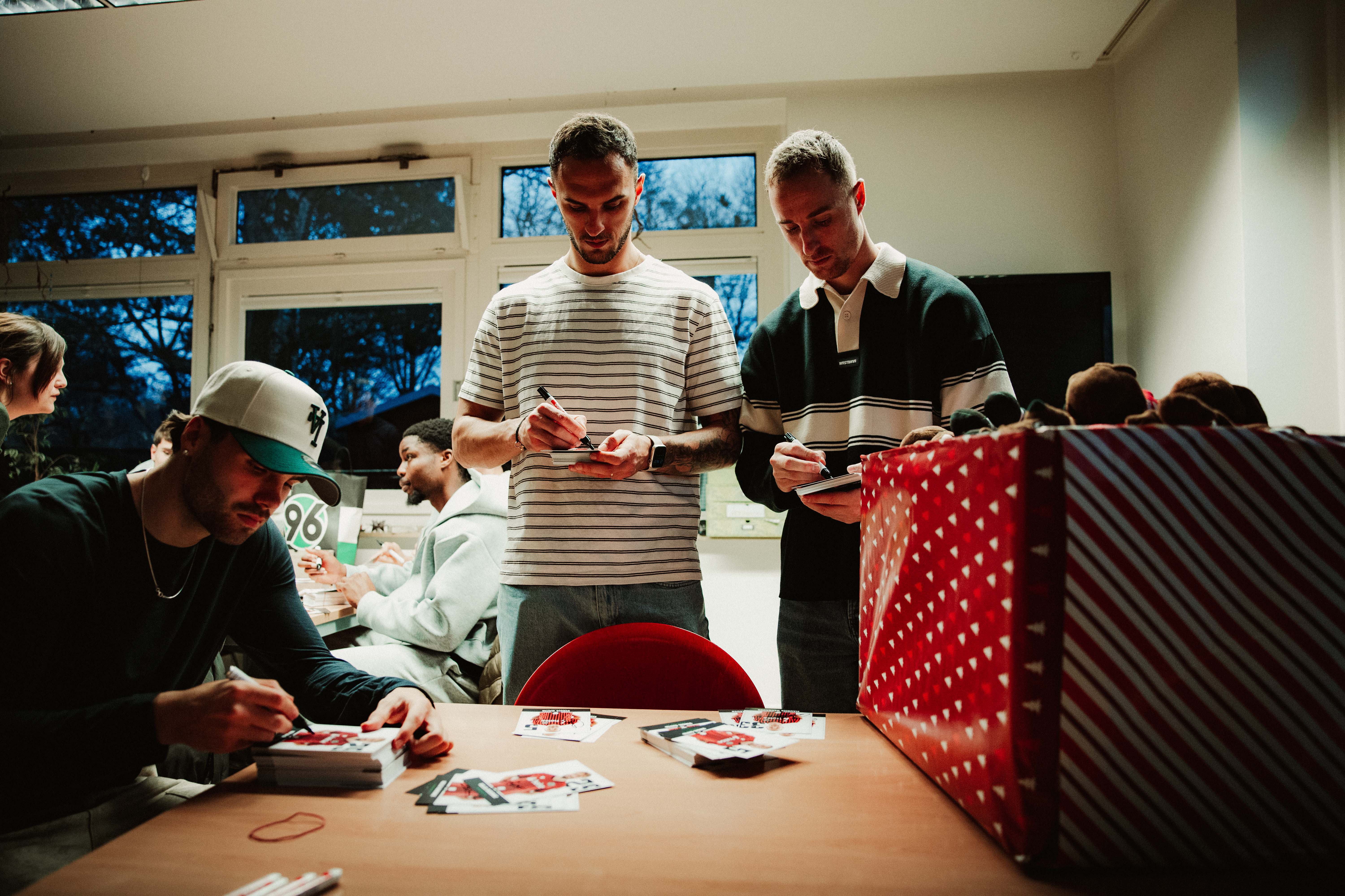 Die Profis schreiben Autogramme.