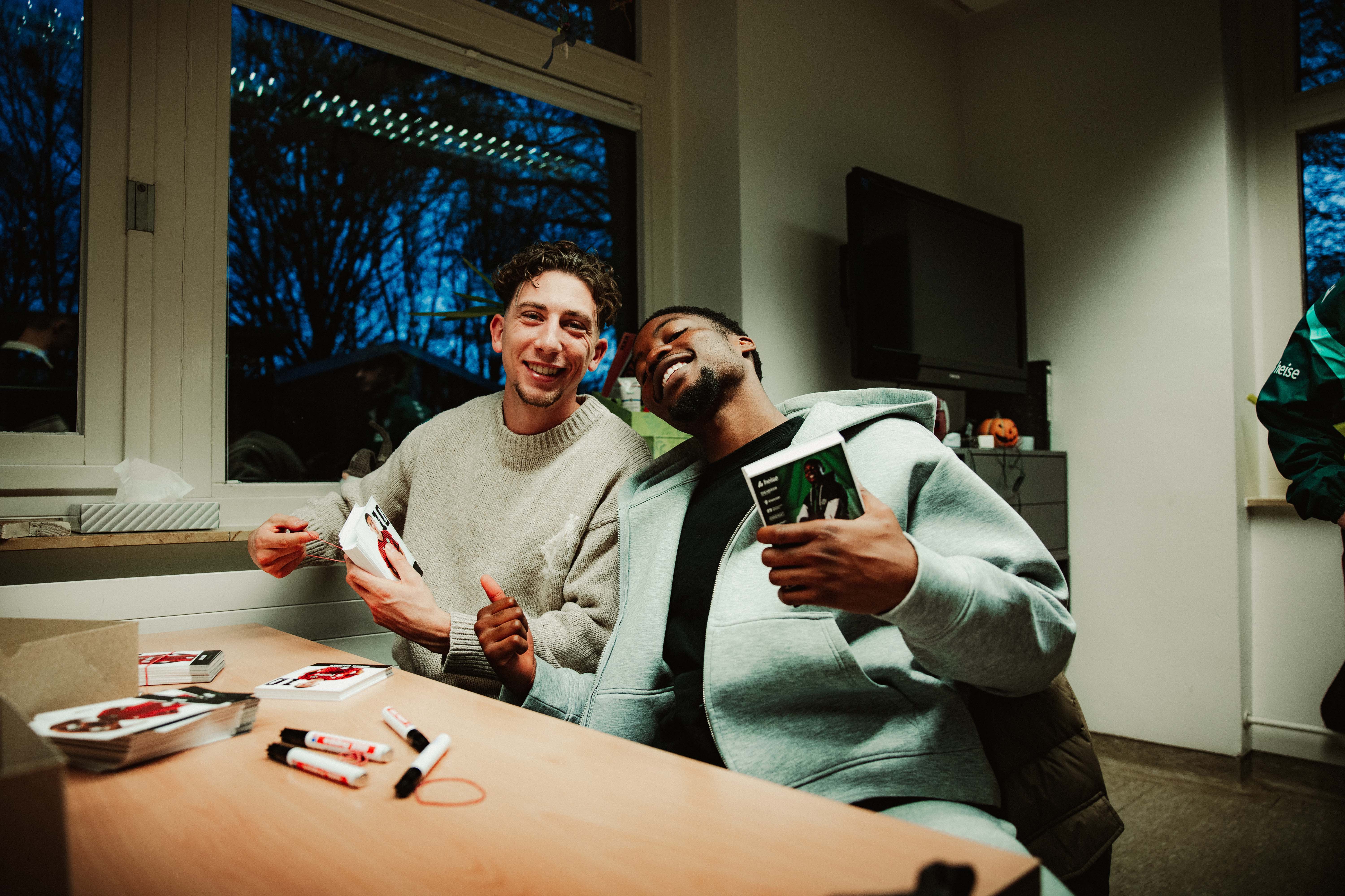 Die Profis schreiben Autogramme.