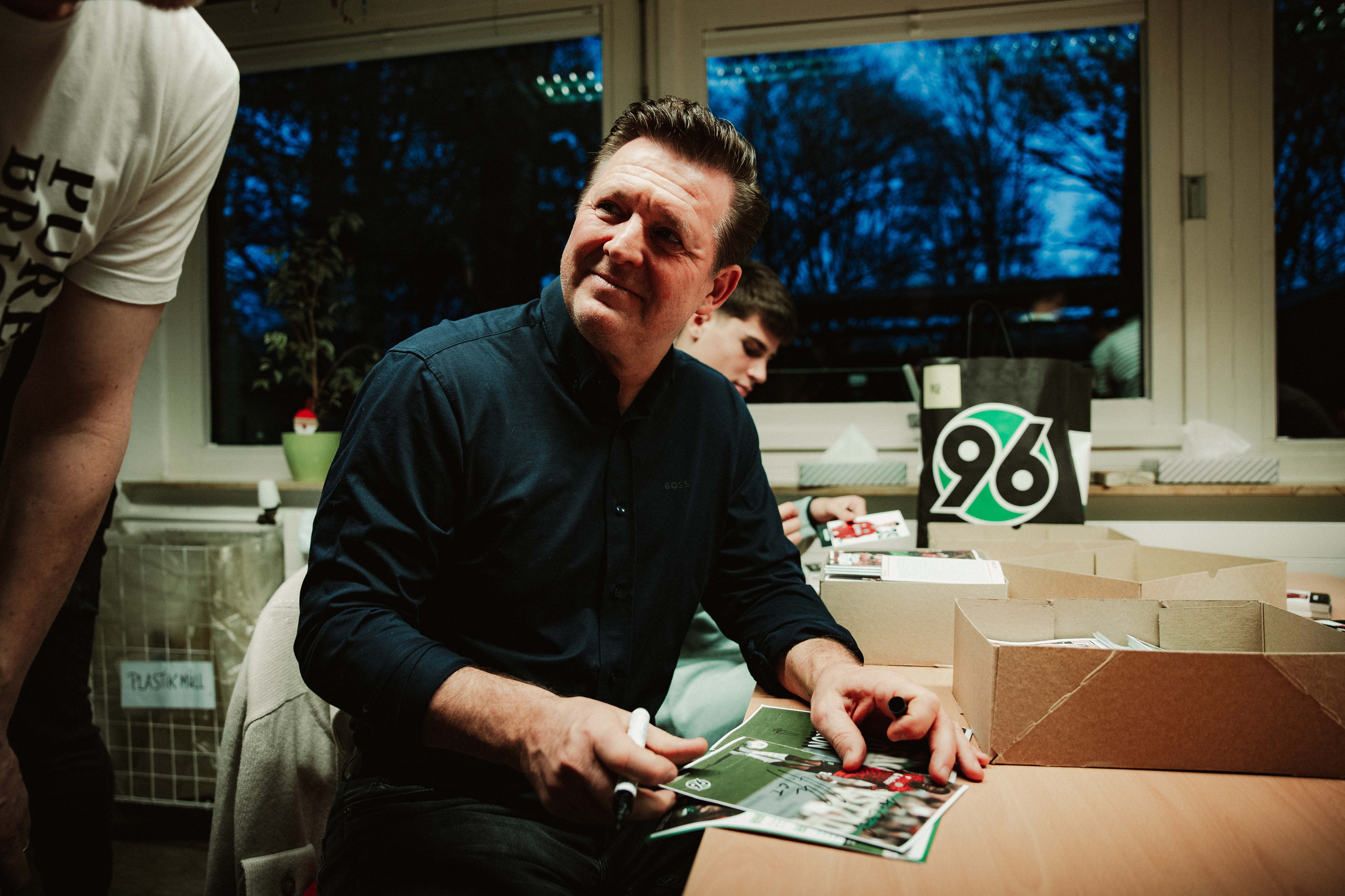 Christian Titz schreibt Autogramme.