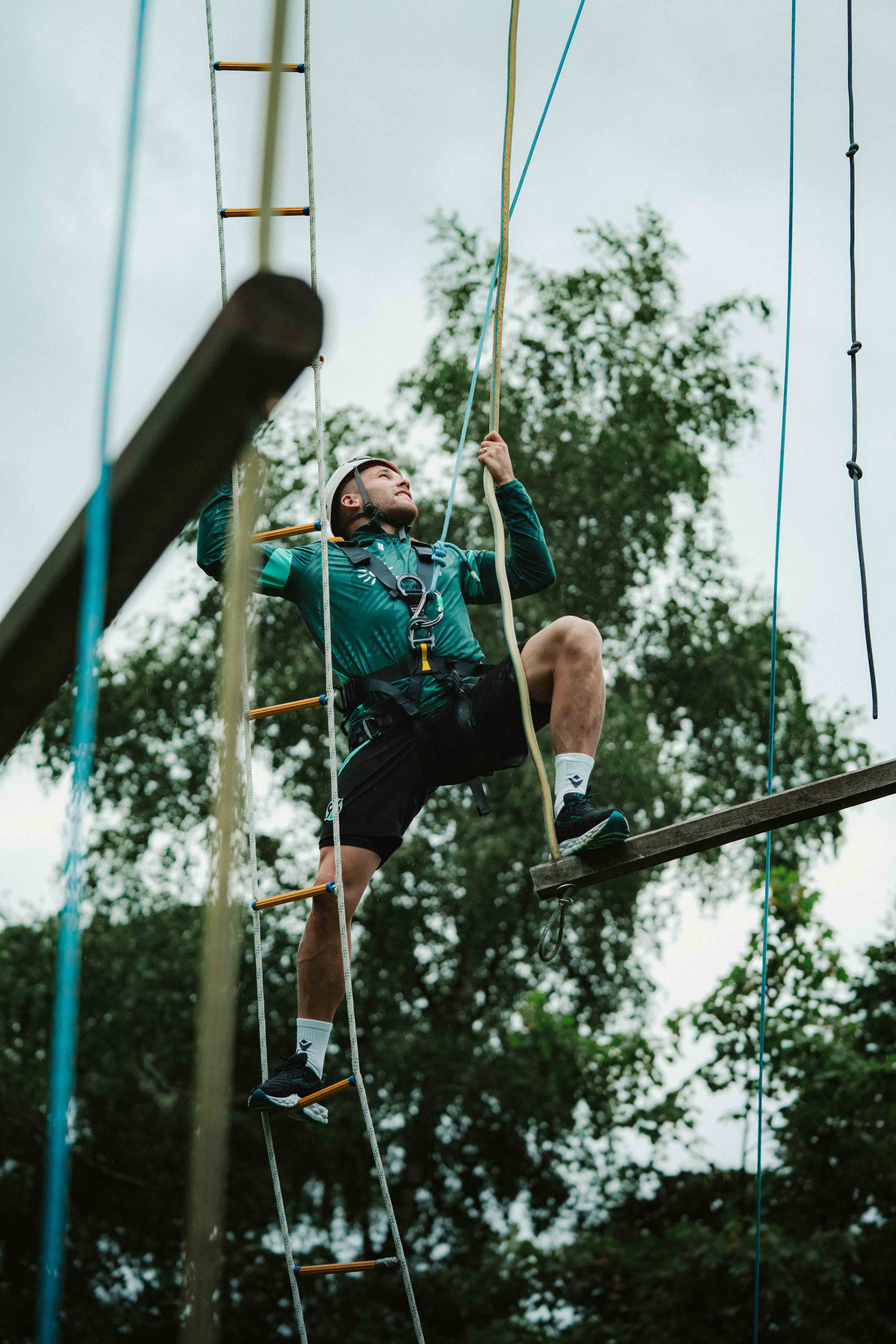 96-Profi klettert durch Parcours.