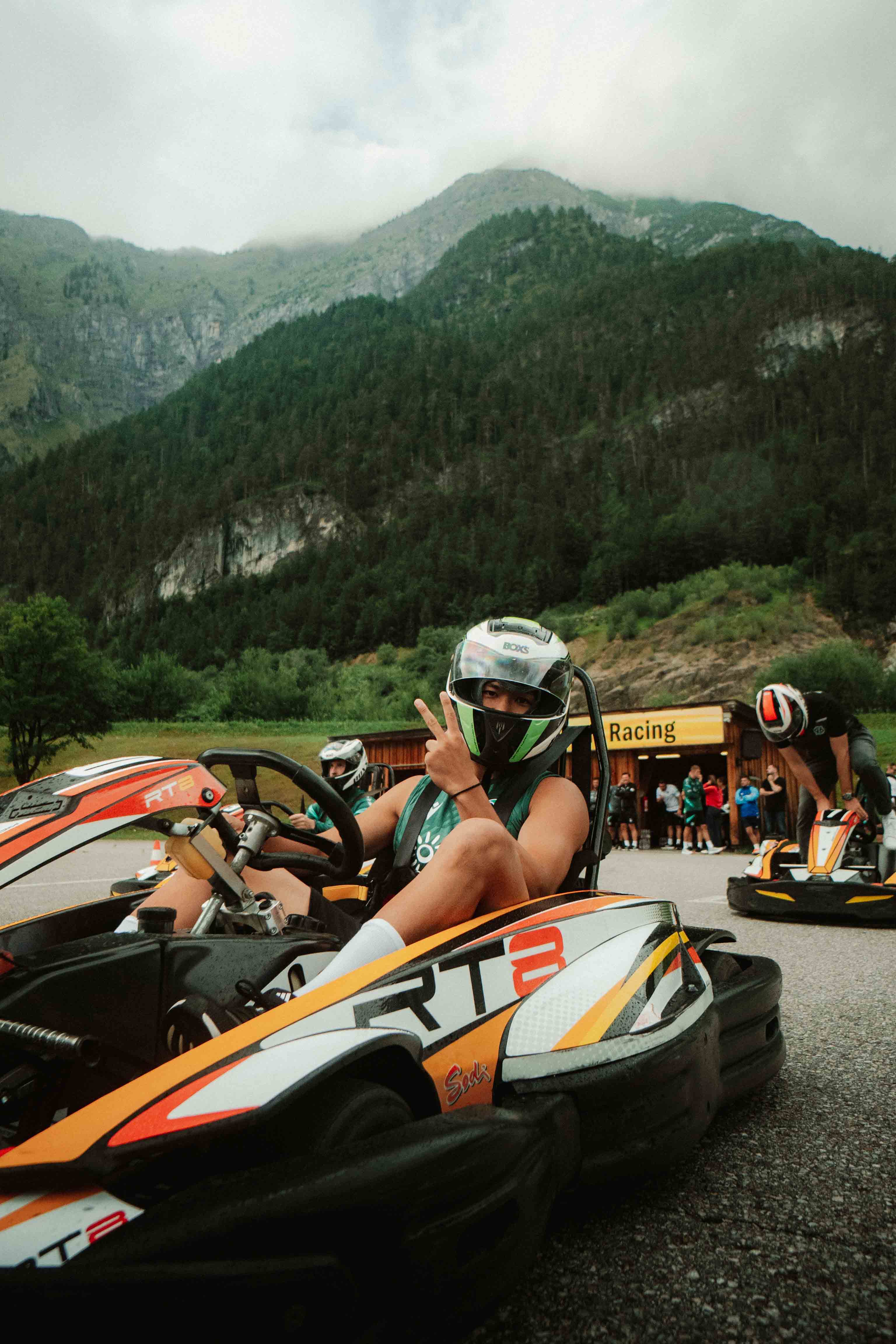 Die 96-Profis kurz vor dem Start im Kart.