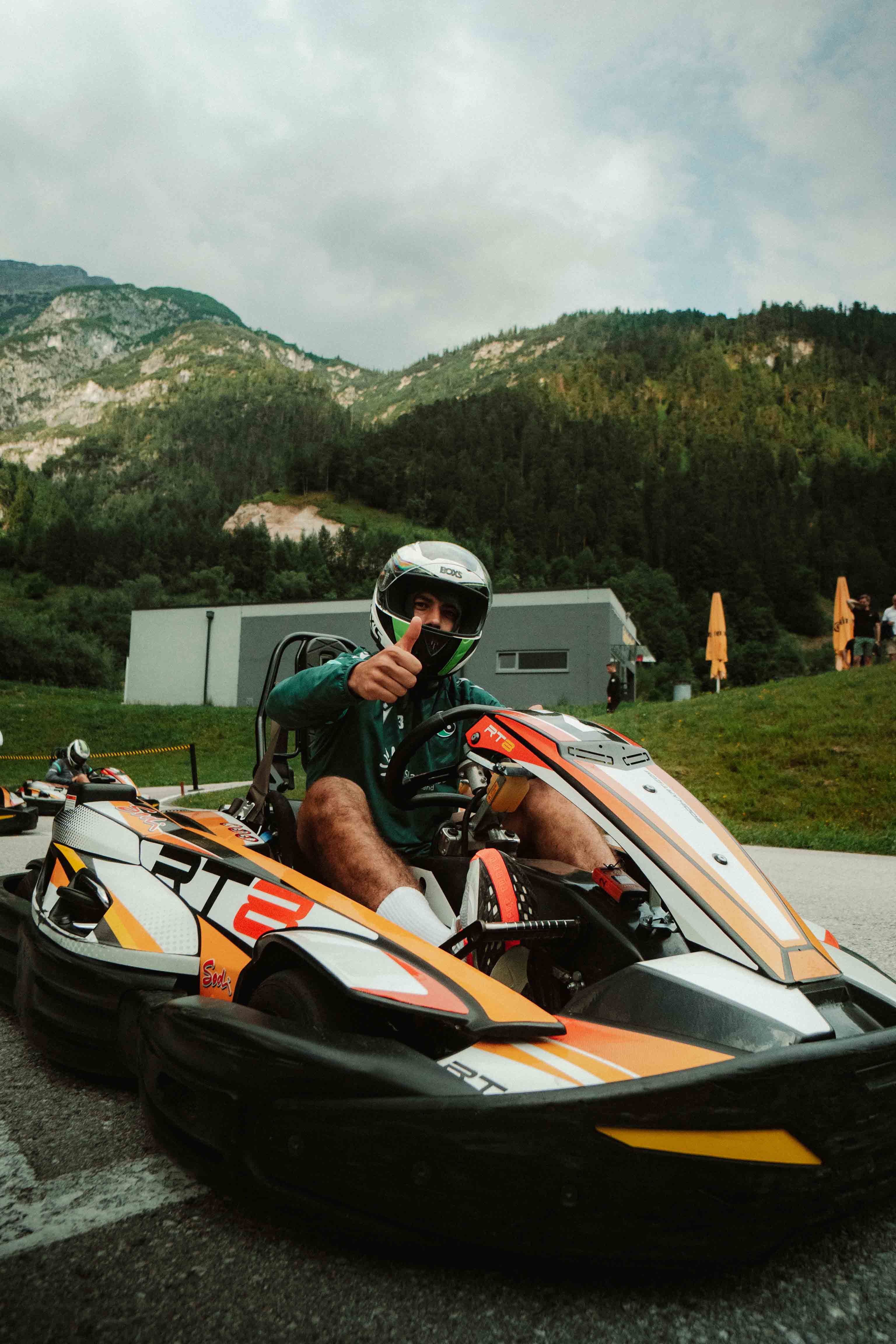 96-Profi hebt im Kart den Daumen.