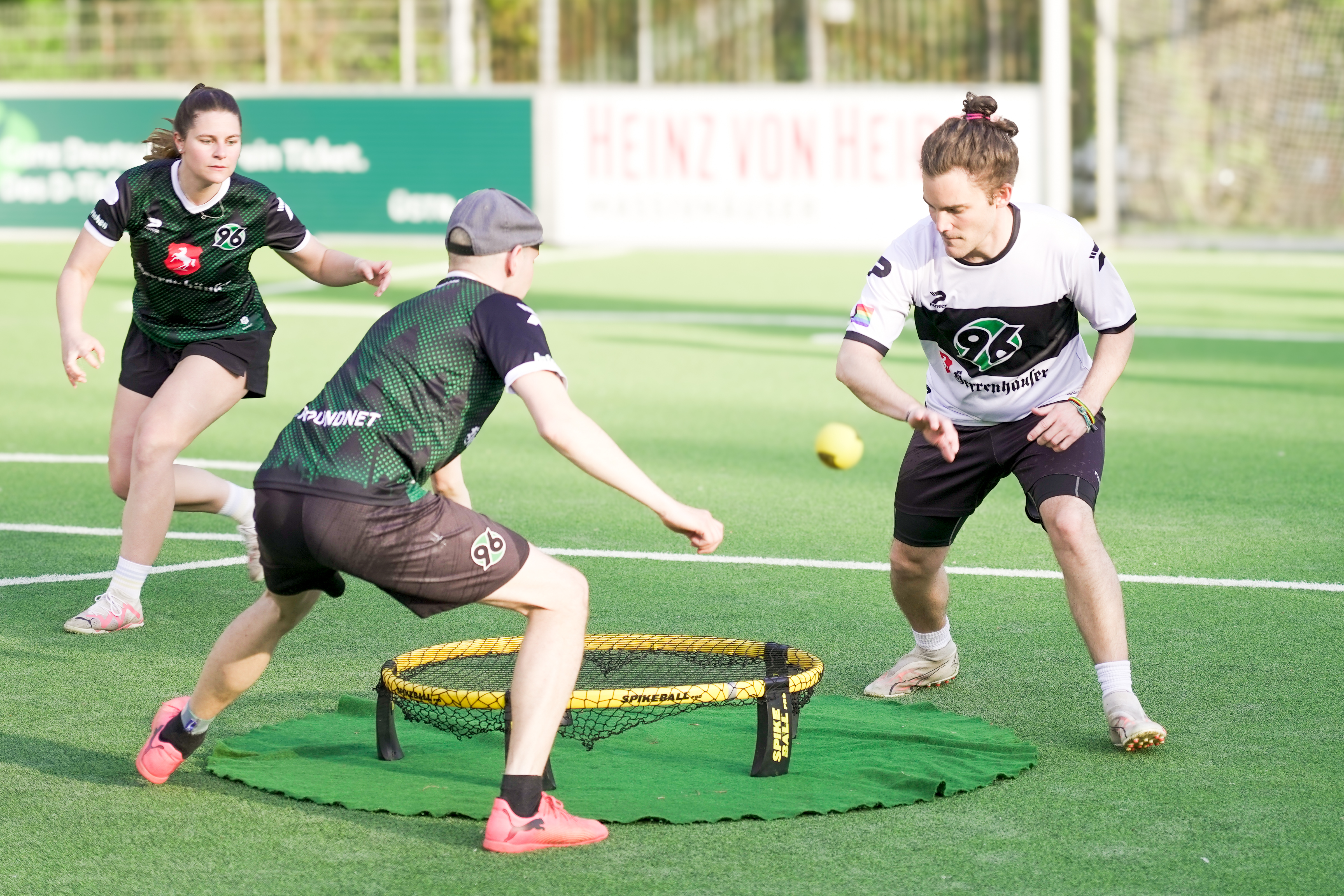 Zwei Personen spielen Roundnet.
