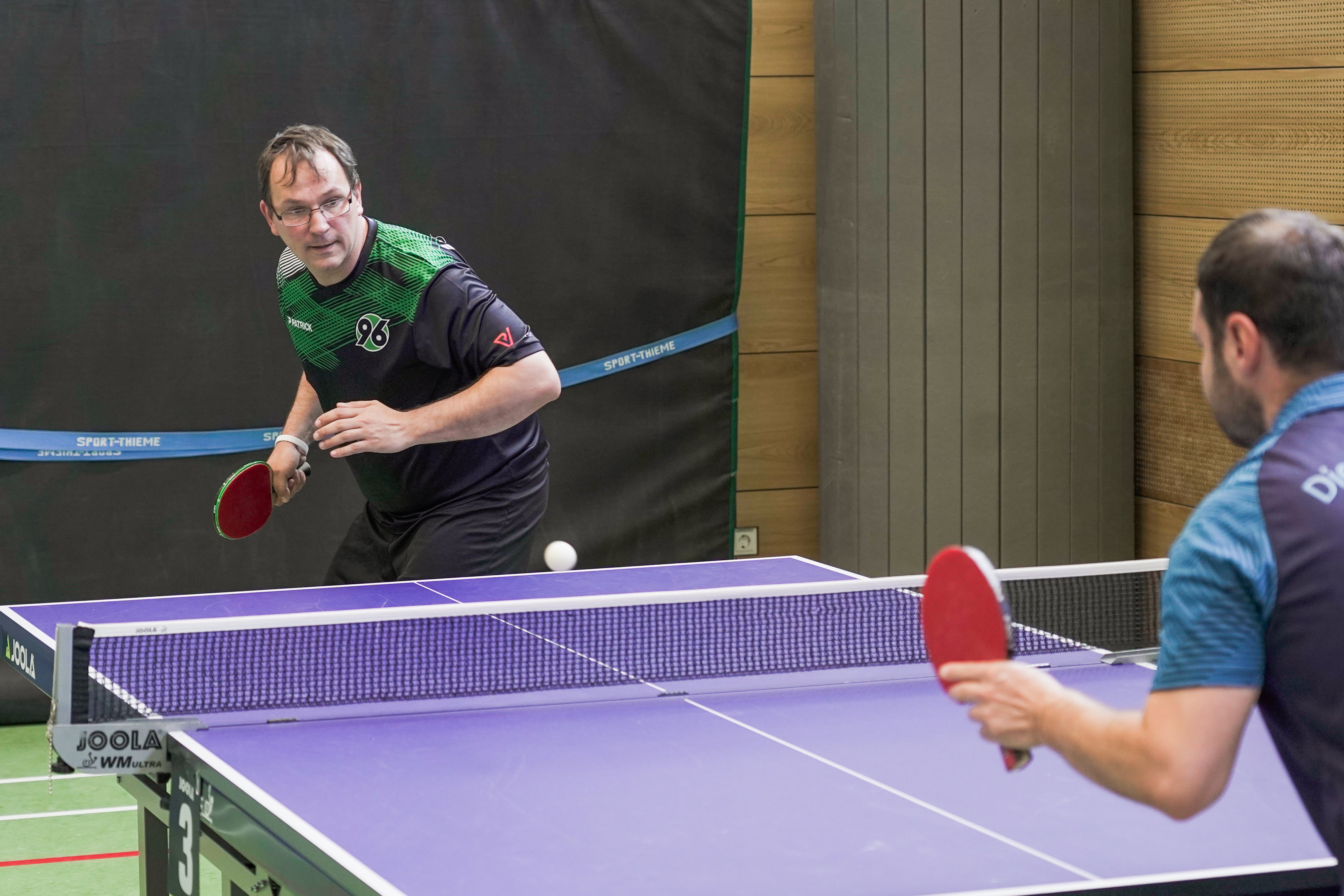 96-Tischtennisspieler Norman Lindner im Spiel bei einem Aufschlag