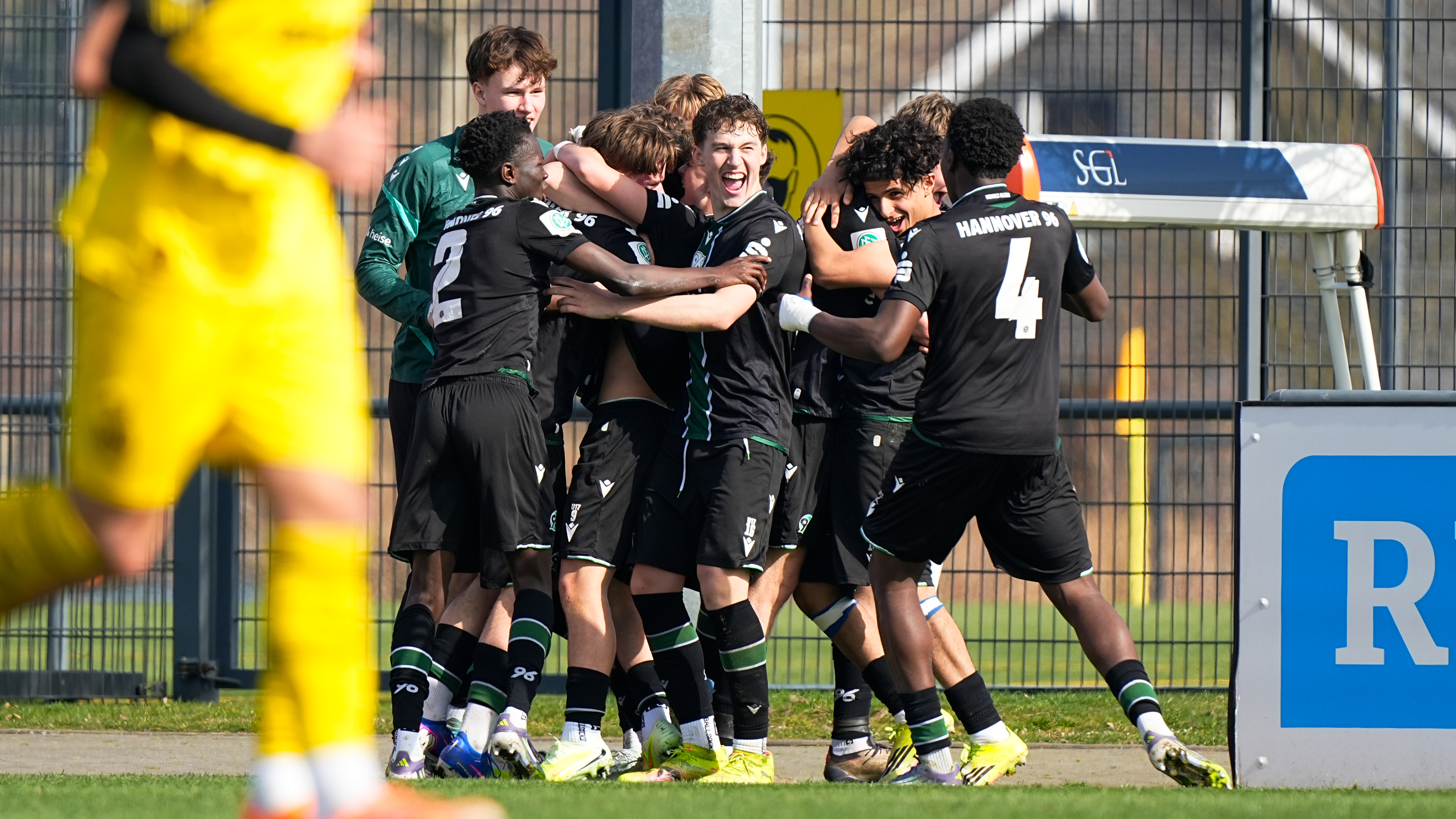 Spieler der U17 von Hannover 96 jubeln.