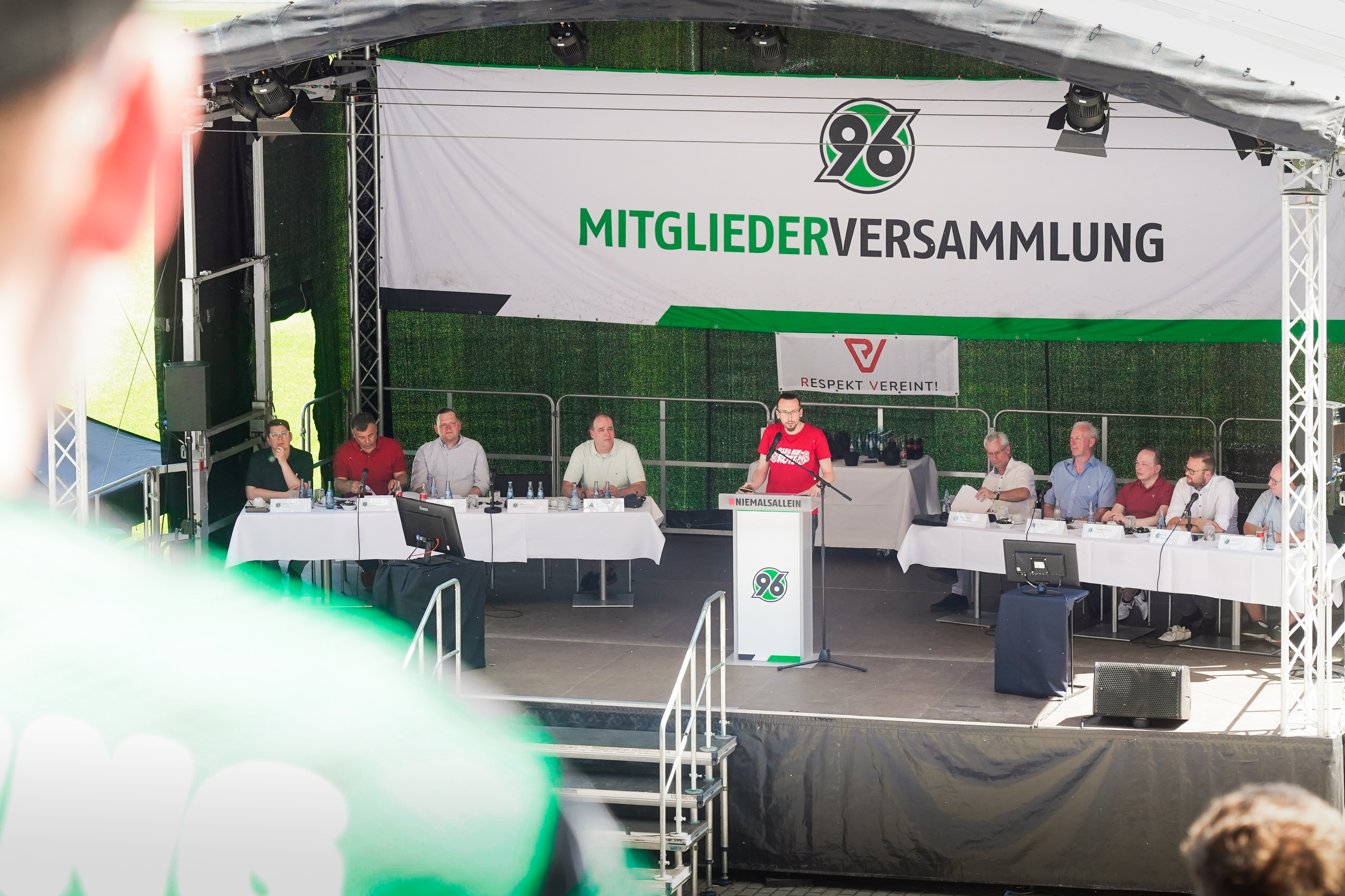 Der Vorstand und der Aufsichtsrat auf der Bühne bei der Mitgliederversammlung 2026 von Hannover 96
